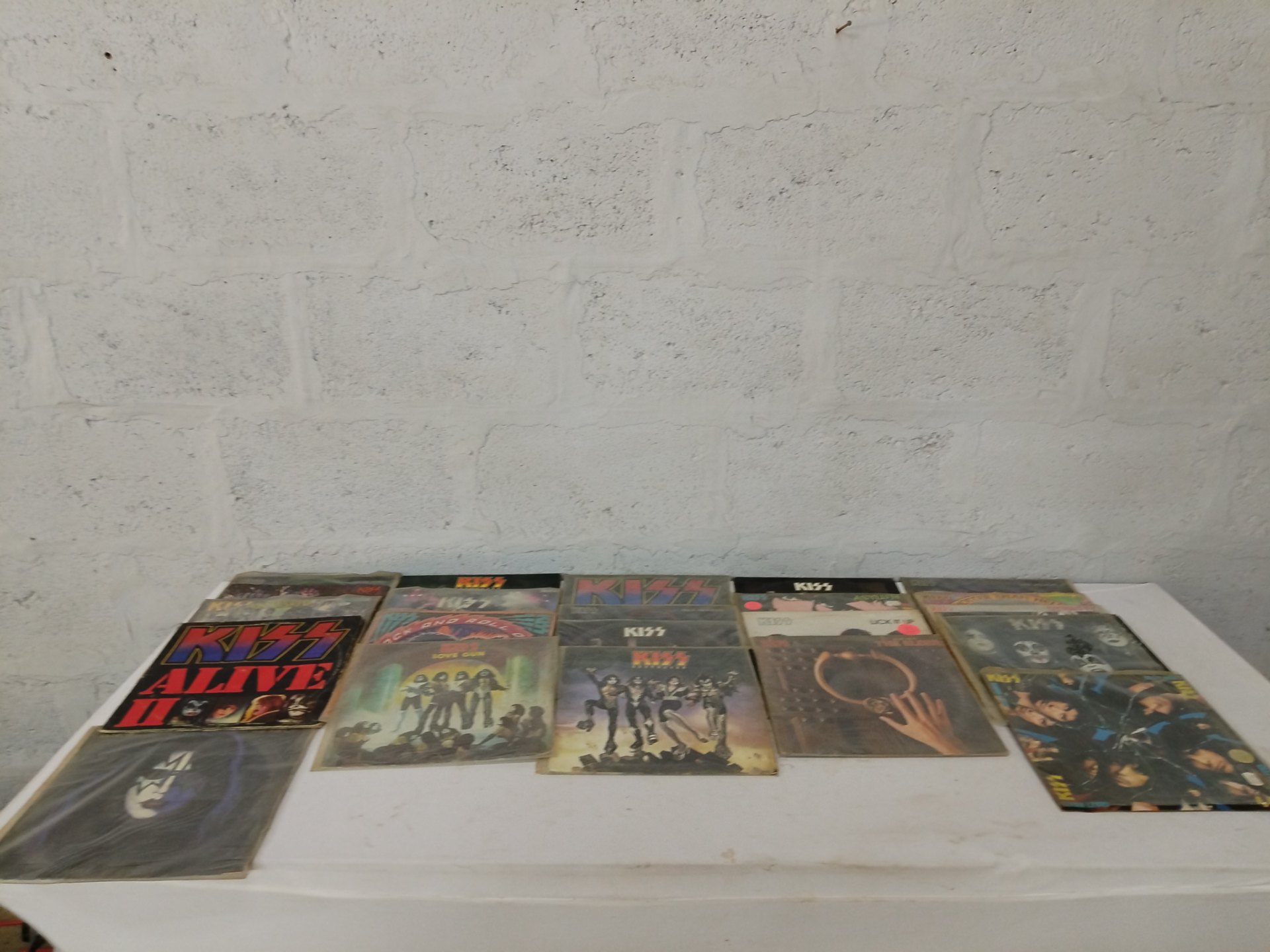Mixed lot of KISS vinyl records and singles — 14 items (estimated), all discs present & playtested