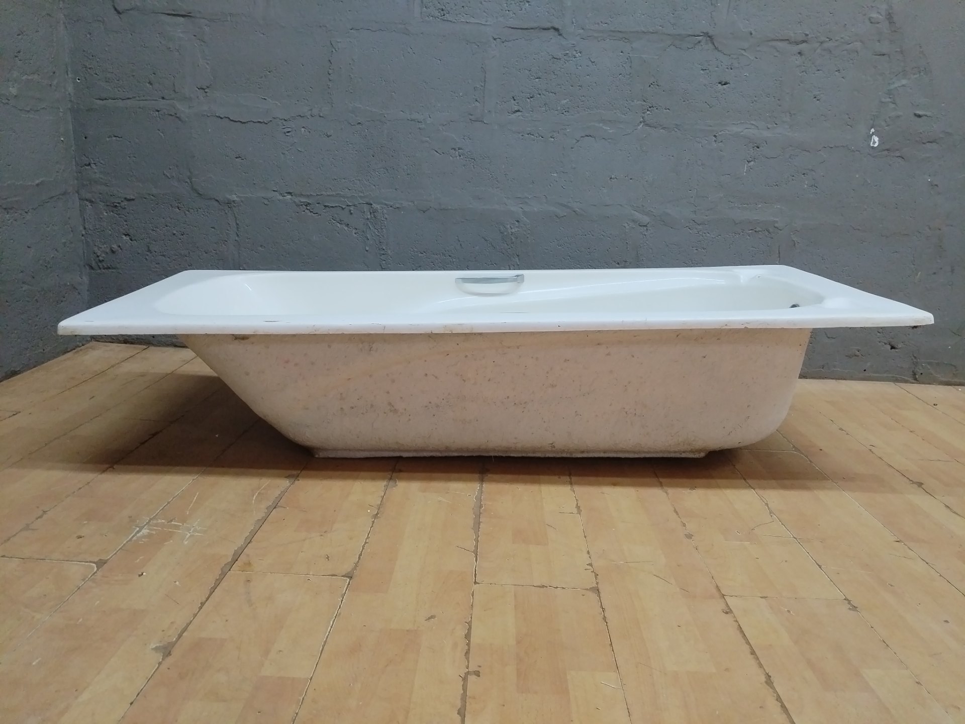 Used freestanding inset acrylic/fibreglass bathtub with chrome grab handle, waste & overflow — 170 × 69 × 39 cm