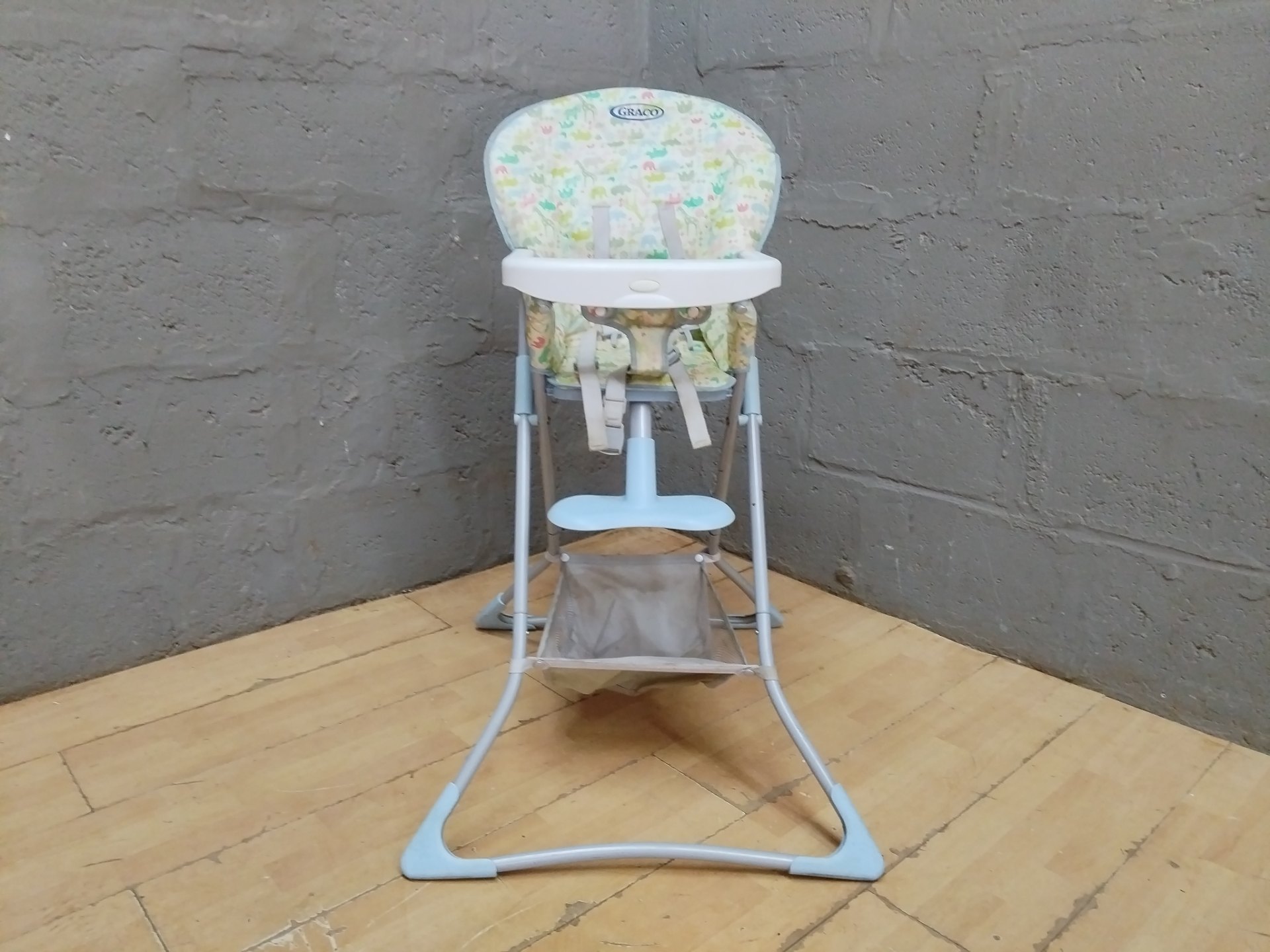 Graco baby high chair — patterned seat pad, removable tray, five-point harness