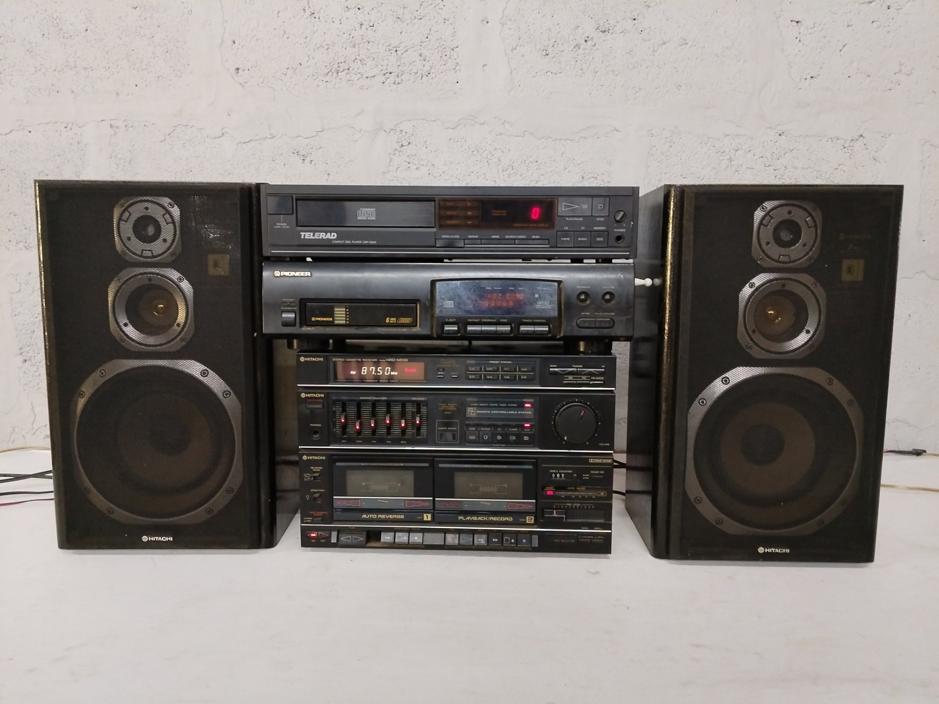 Vintage hi‑fi stereo stack — Hitachi HRD‑MD38 receiver + Pioneer PD‑M426 + Telerad CDP‑5800 + Hitachi speakers (Untested)