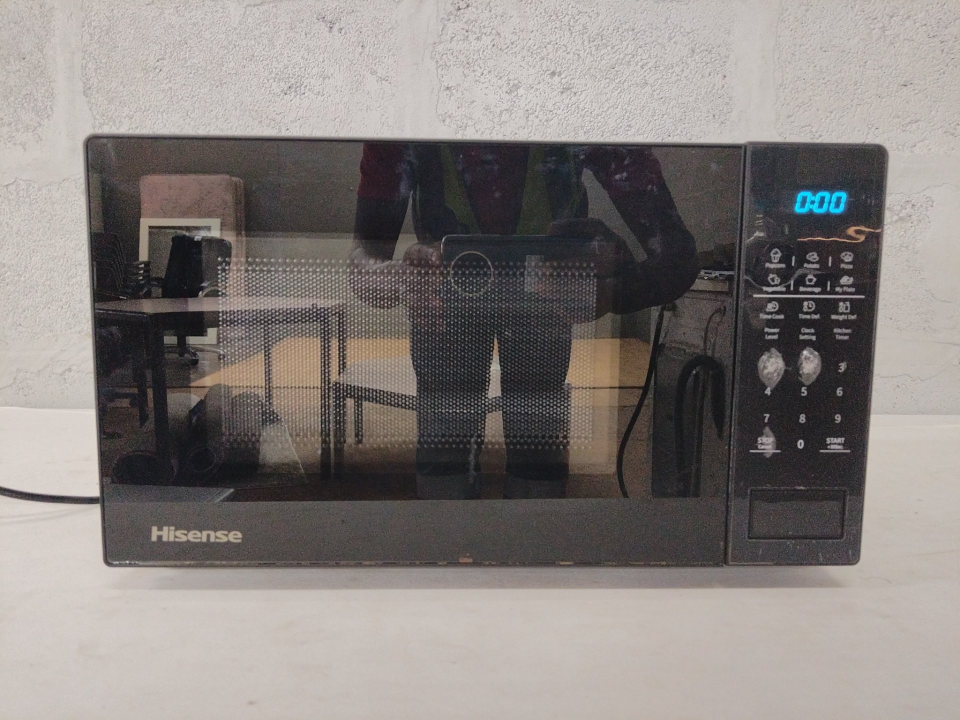 Hisense H20MOBS11 700W Microwave Oven — Tested, Turntable Included, Good Cosmetic Condition