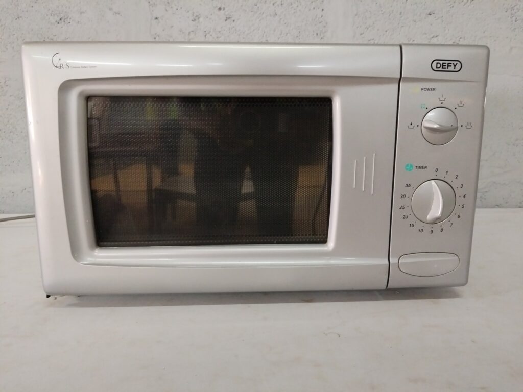 Defy DMO 335 900W Microwave — tested working, glass turntable included
