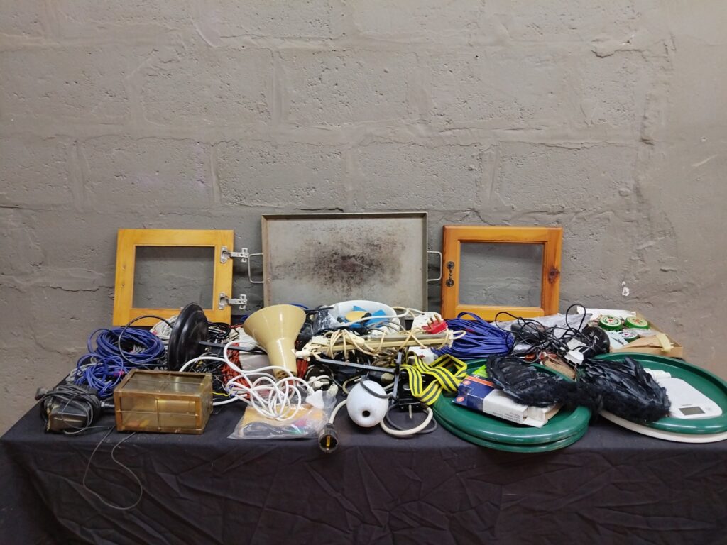 Mixed lot — approx. 40 assorted small household & electrical items (cables, chargers, power strips, scales, wooden frames, tray) — Not working