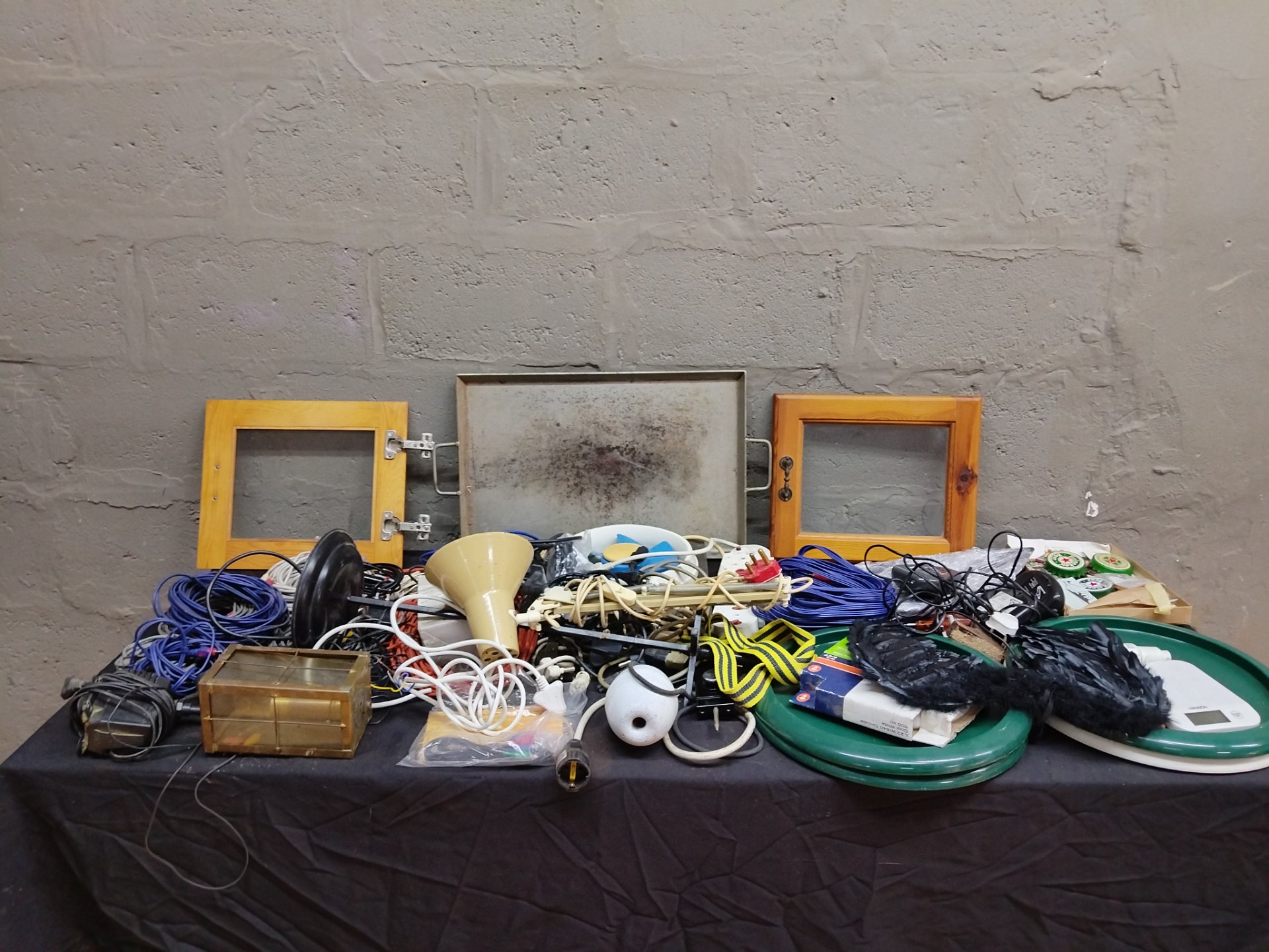 Mixed lot — approx. 40 assorted small household & electrical items (cables, chargers, power strips, scales, wooden frames, tray) — Not working
