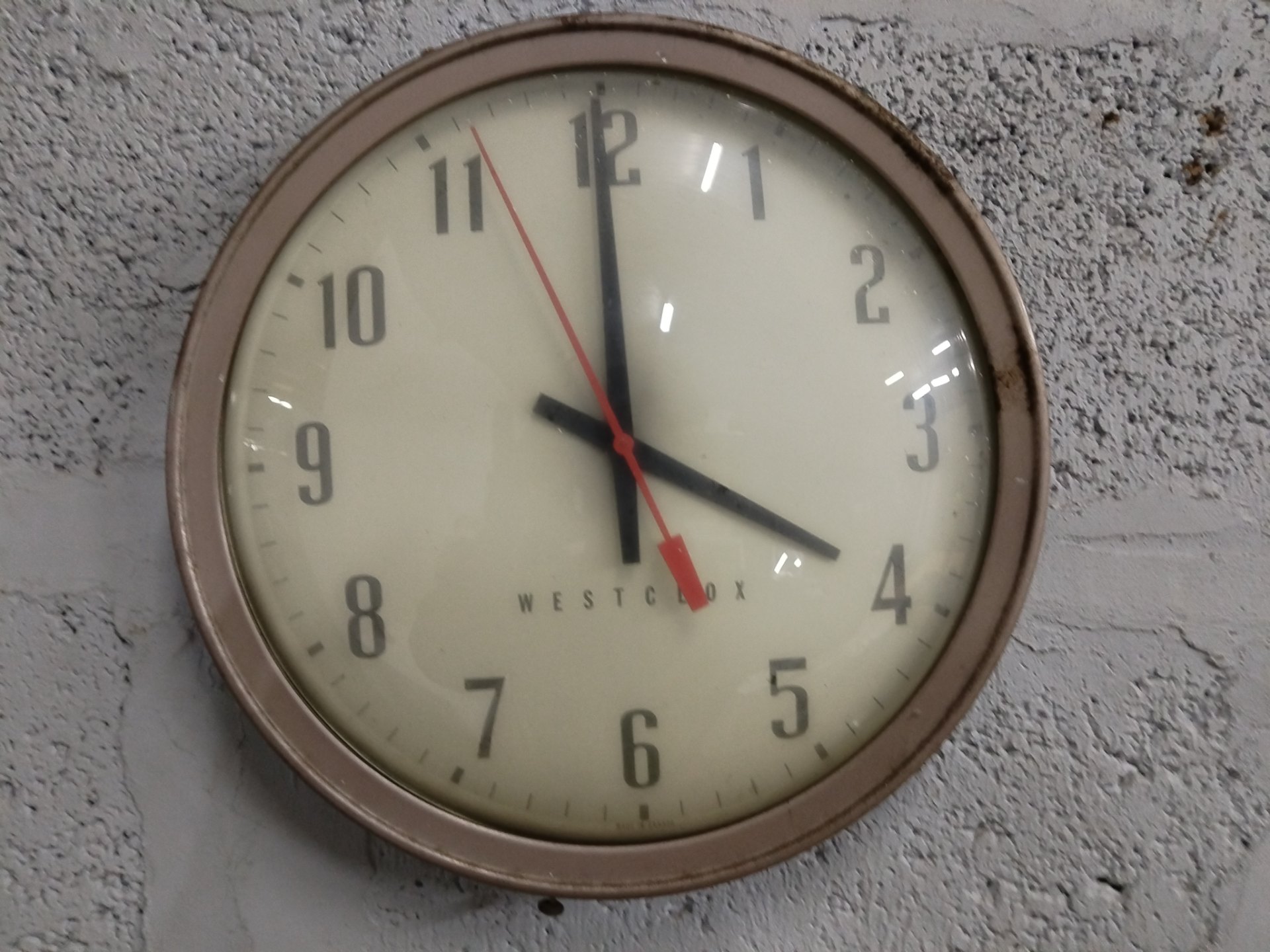Westclox metal wall clock — 36cm, mains, vintage industrial look (working with faults)