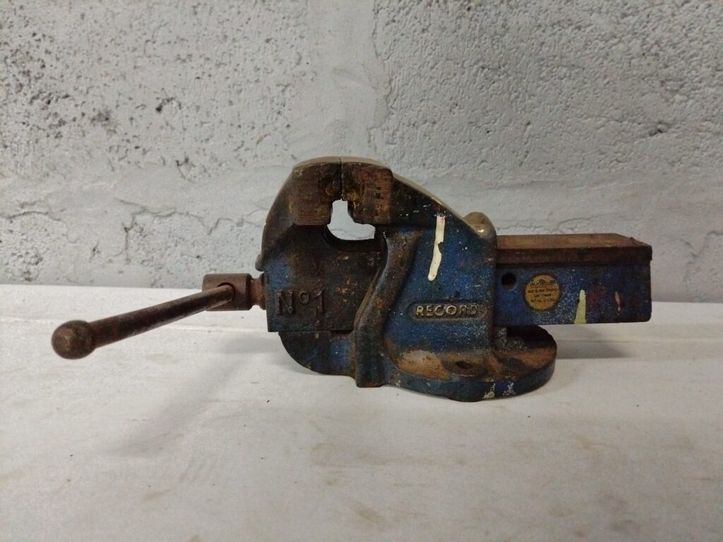 Record No.1 bench vice (Made in England) — 26 cm jaws; rusty, cracked top jaw, opens smoothly