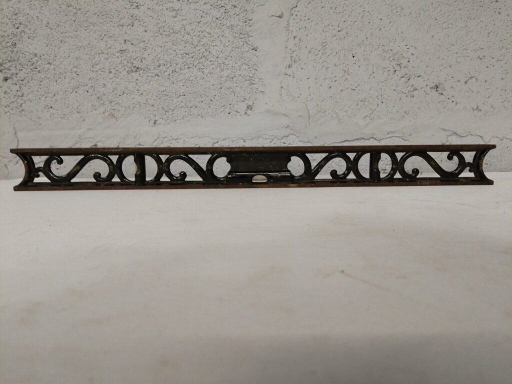 Ornate Cast-Iron Spirit Level with Wooden Top Rails — 61 cm, bubble vial present