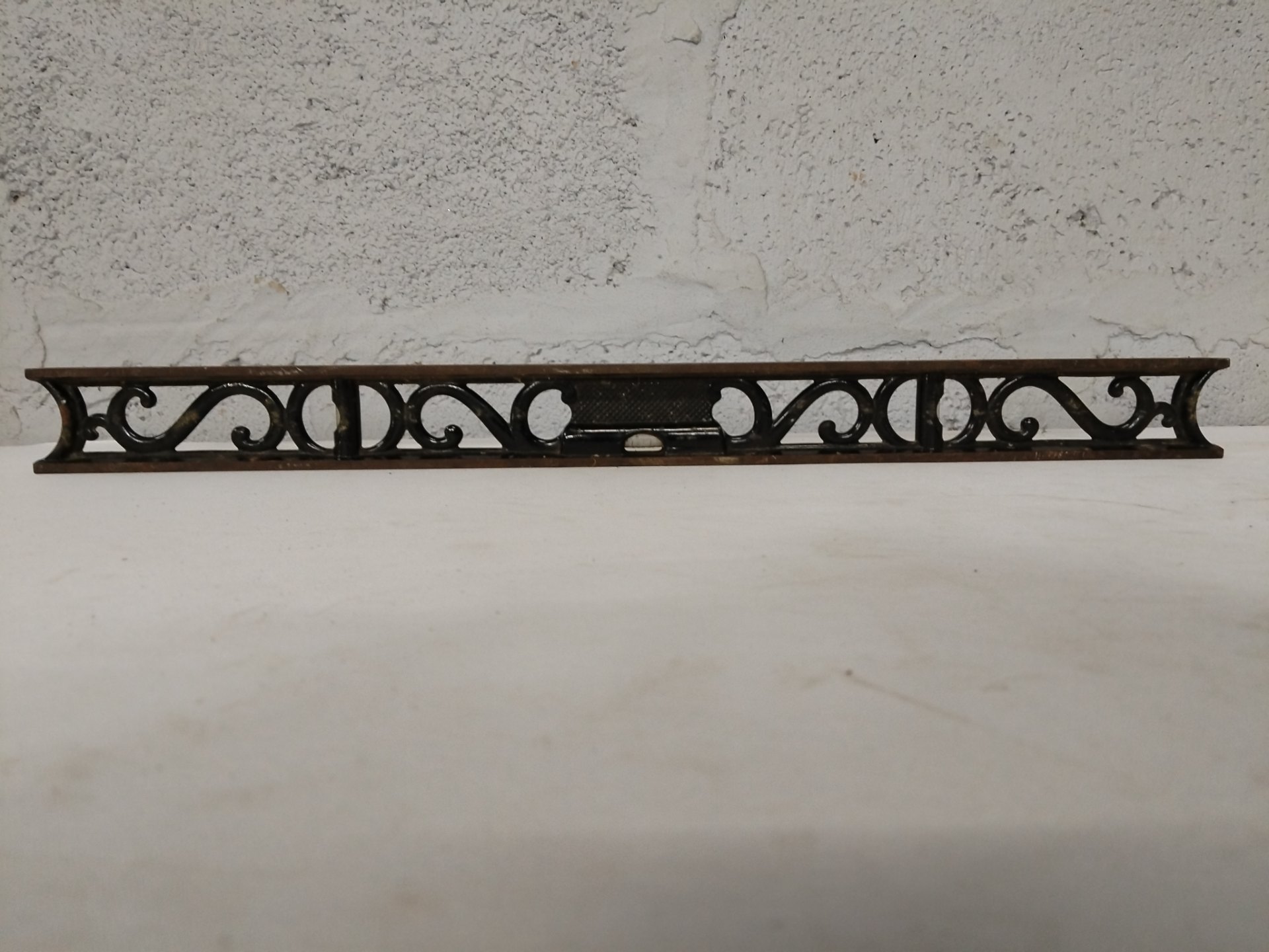 Ornate Cast-Iron Spirit Level with Wooden Top Rails — 61 cm, bubble vial present