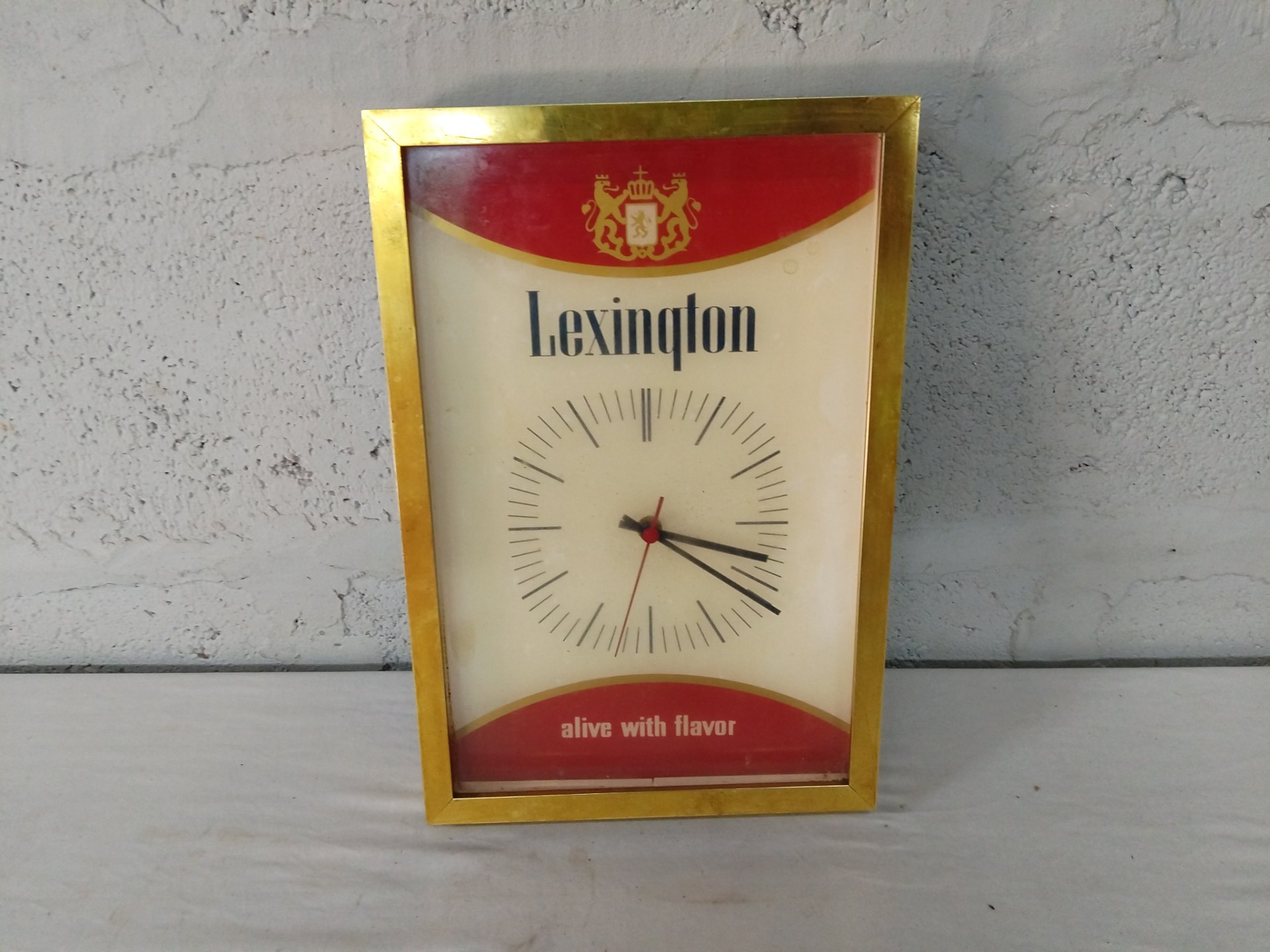 Lexington ‘alive with flavor’ advertising wall clock — gold-tone frame, battery-powered