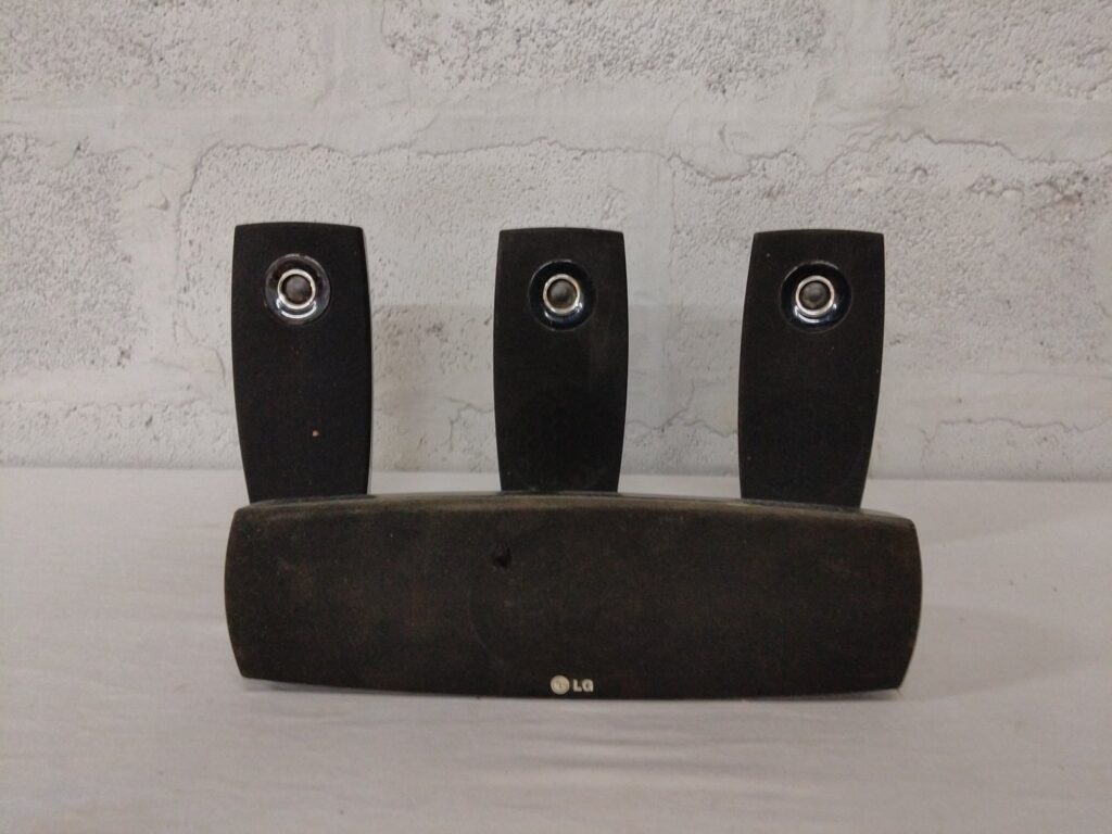 LG 4-piece satellite / centre speaker set (model SBD148A-S) — 3 satellites + centre