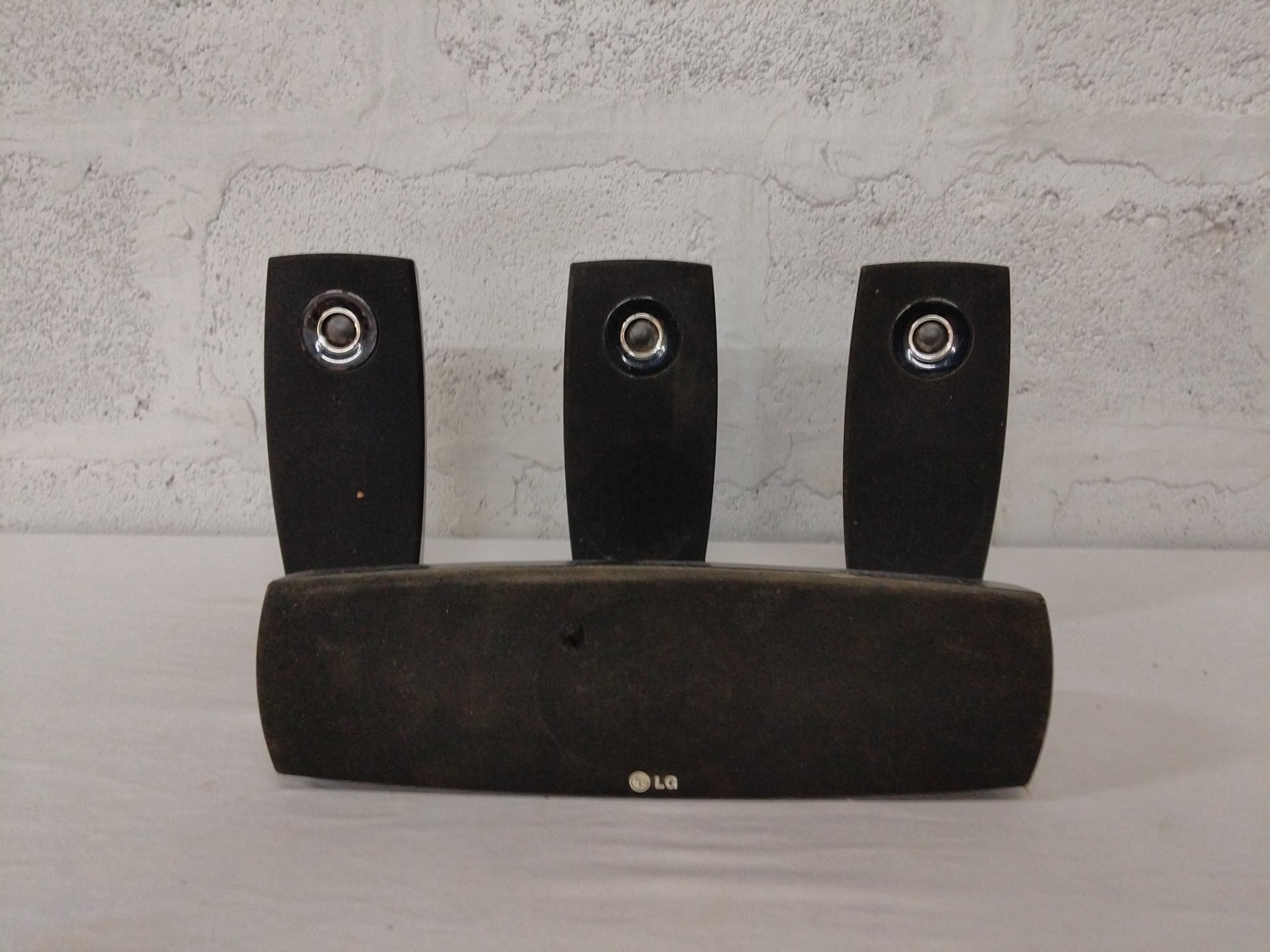 LG 4-piece satellite / centre speaker set (model SBD148A-S) — 3 satellites + centre