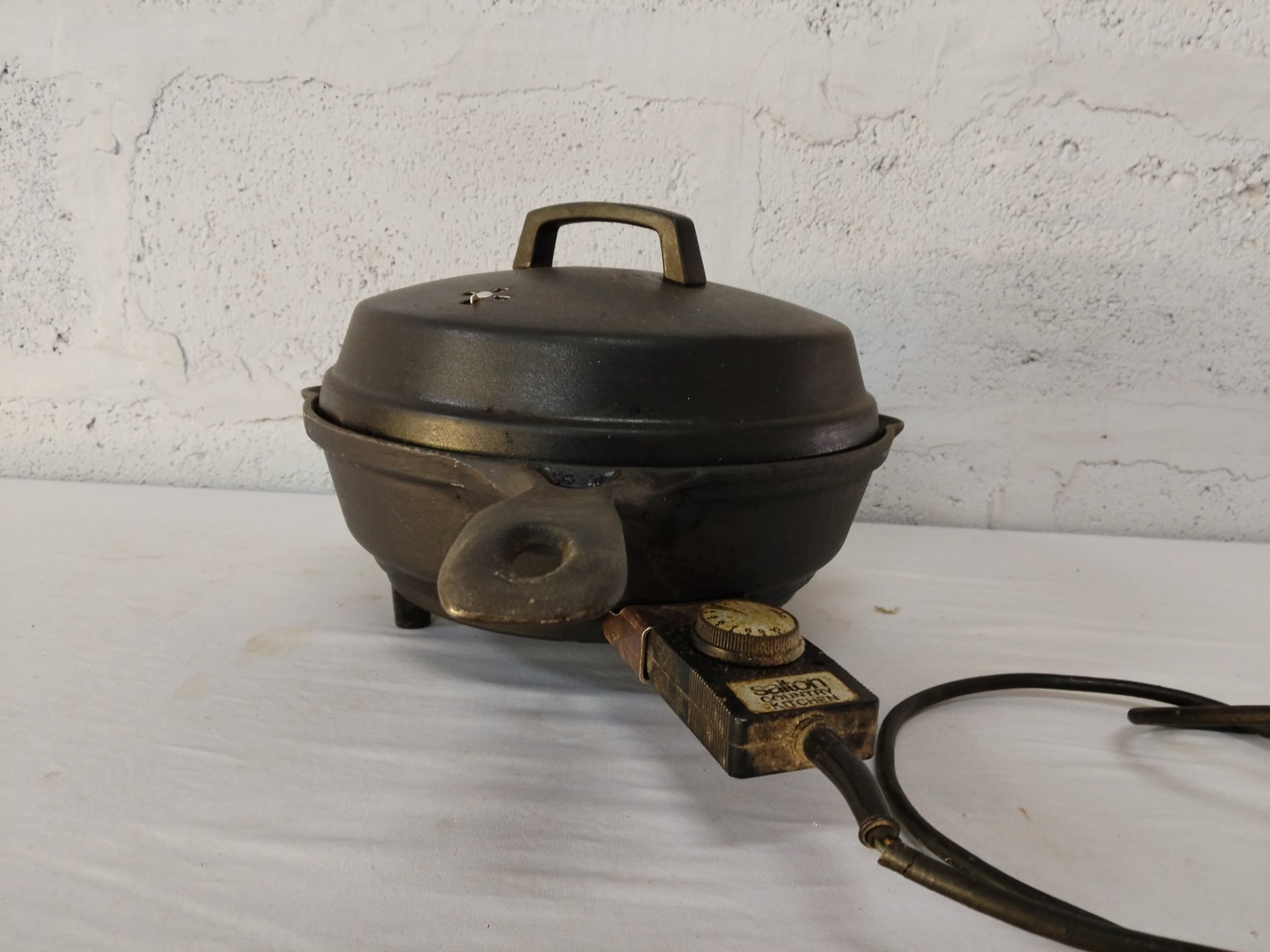 Salton Country Kitchen electric skillet / mini frypan (Model CP1) with lid & external temp control