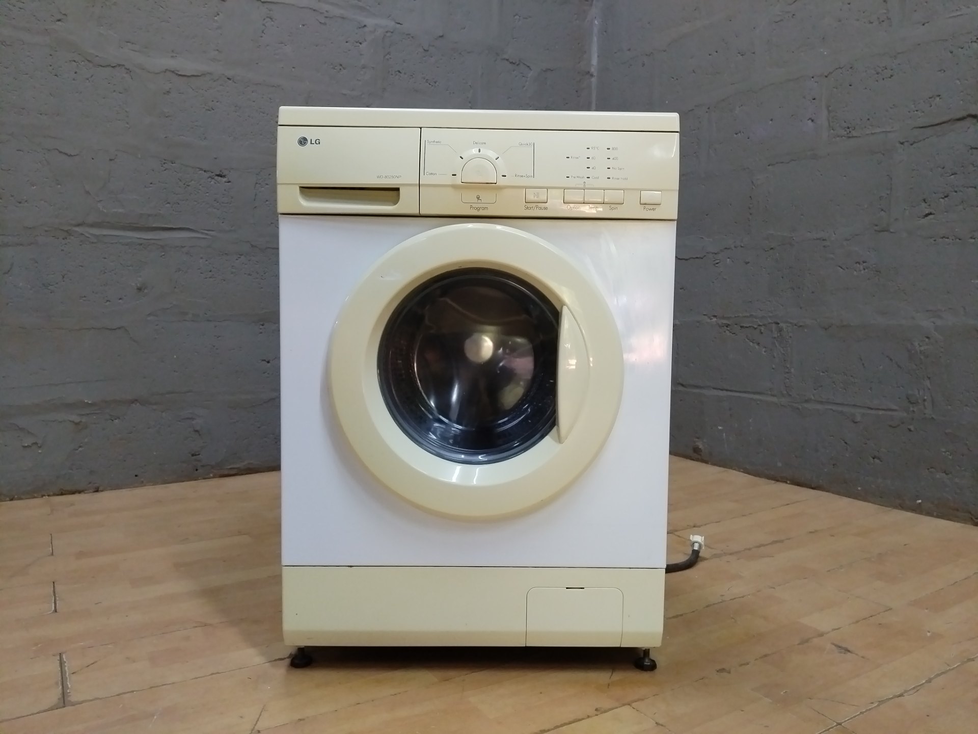 LG WD-80250NP front-load washing machine – drum intact, hoses & power lead included (NOT WORKING)