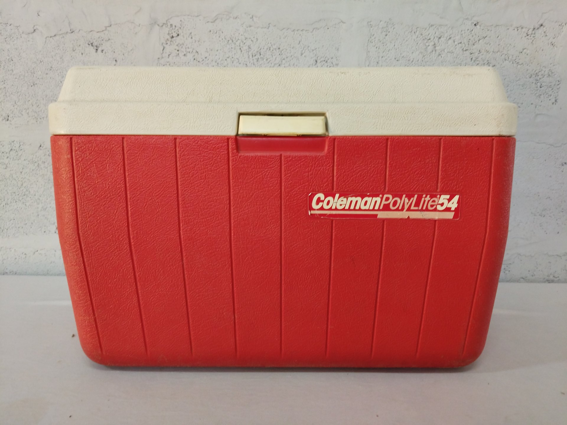 Coleman PolyLite 54 insulated cooler — red/white, 58 x 34 x 40 cm (used)