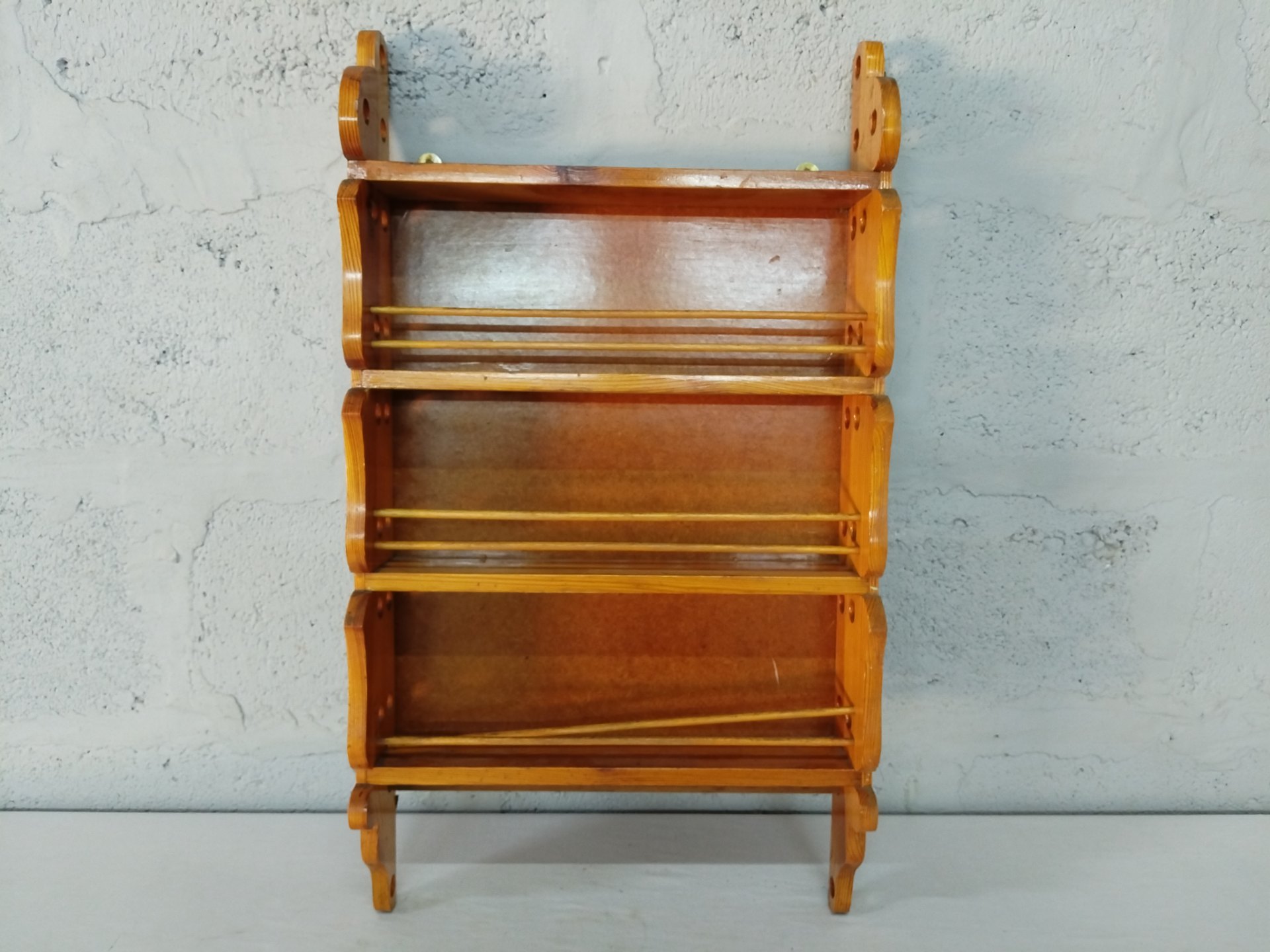 Three‑tier wall-mounted wooden shelf with dowel rails — used (40 x 10 x 70 cm)