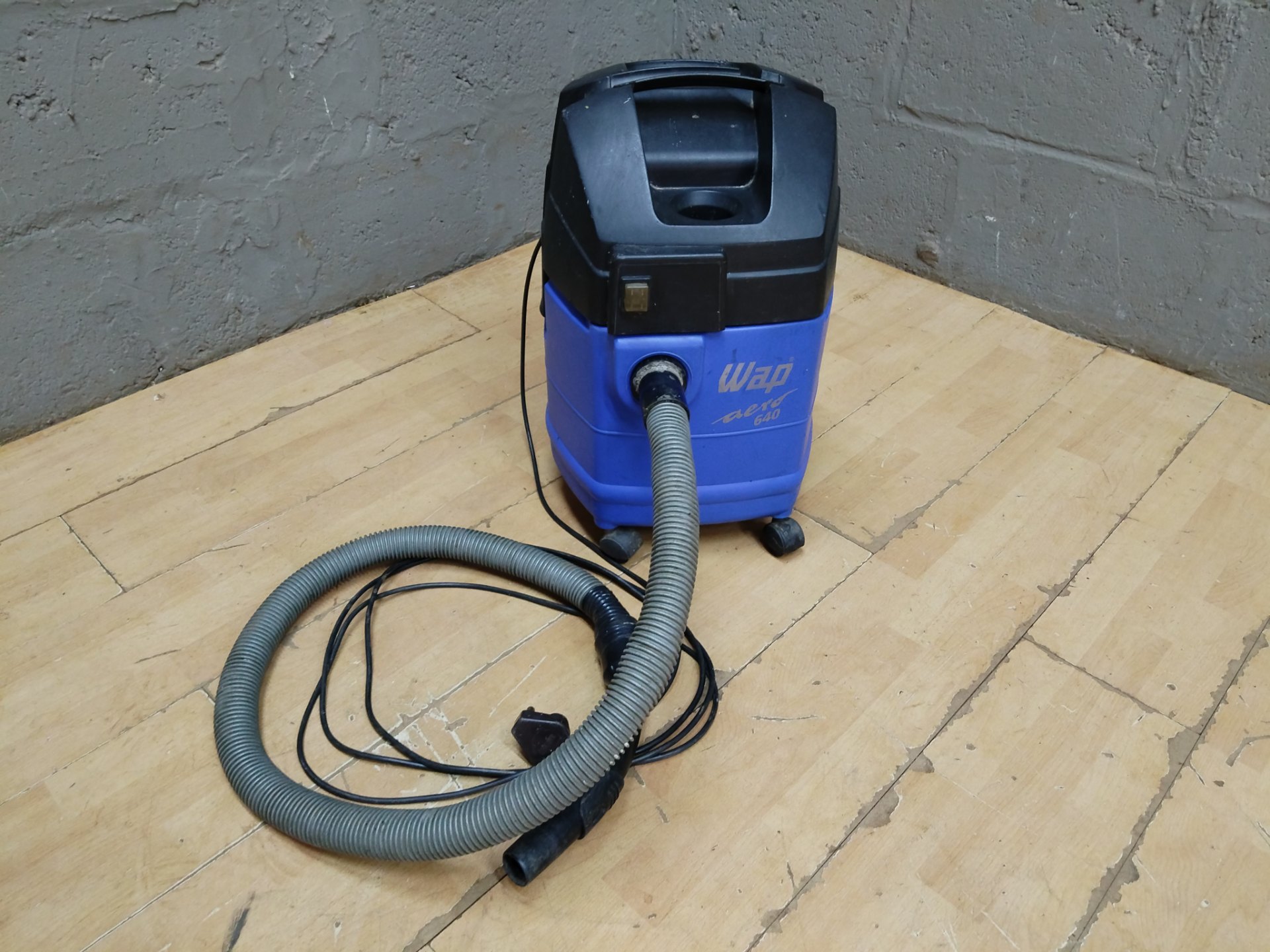 Wap Aero 640 wet/dry canister vacuum — hose, power cord & floor nozzle, used, crack in top lid