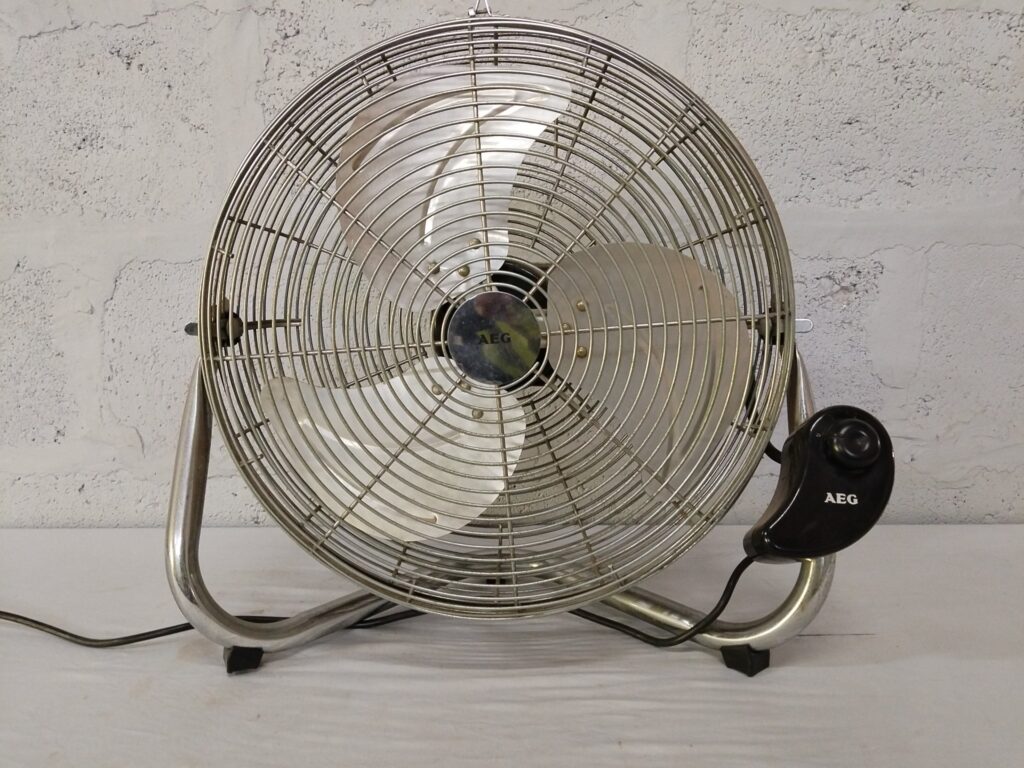 AEG Metal Floor / Table Fan — Working, metal grille & 3 blades, surface rust and heavy wear (46 x 50 cm)