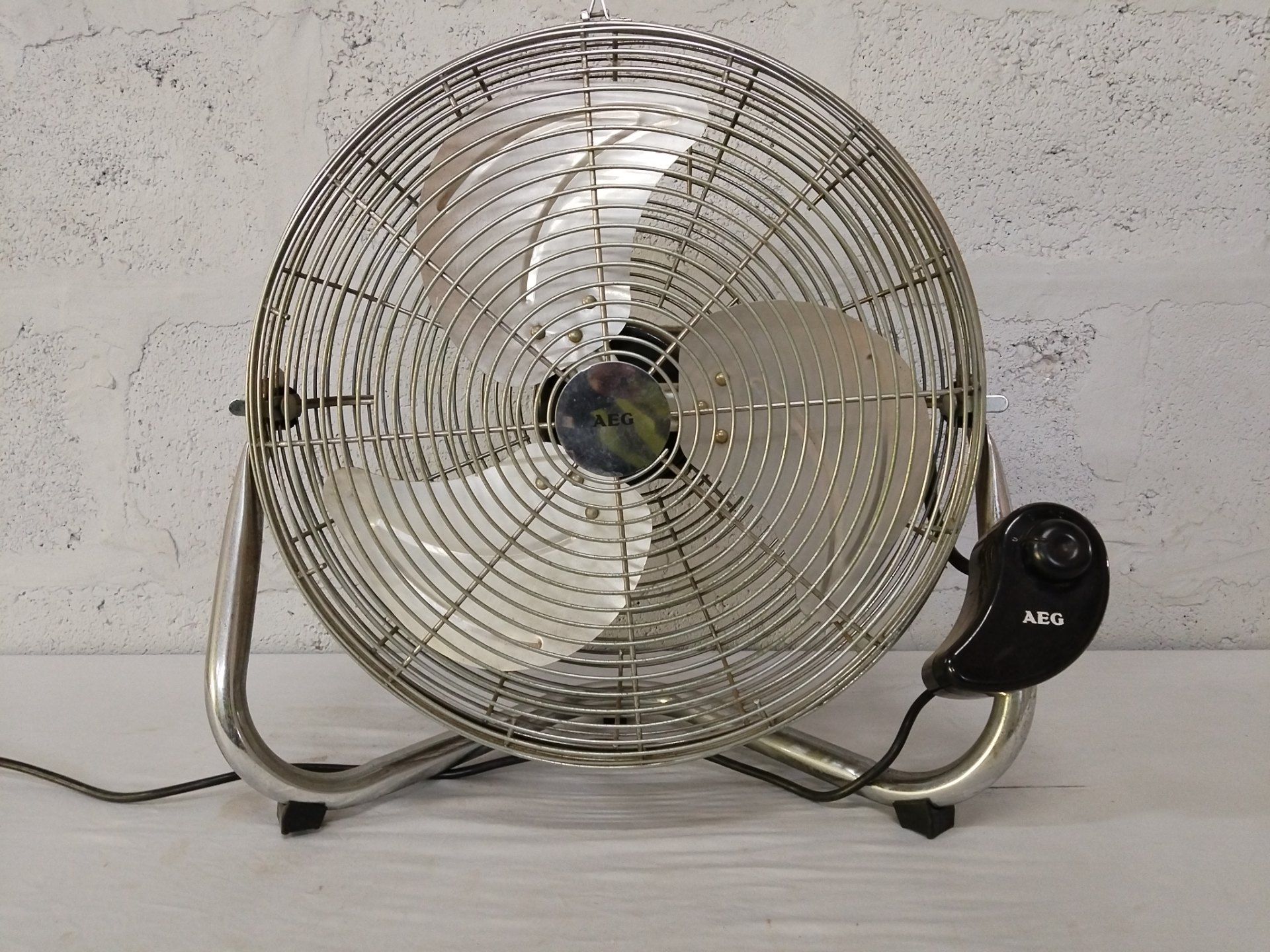 AEG Metal Floor / Table Fan — Working, metal grille & 3 blades, surface rust and heavy wear (46 x 50 cm)
