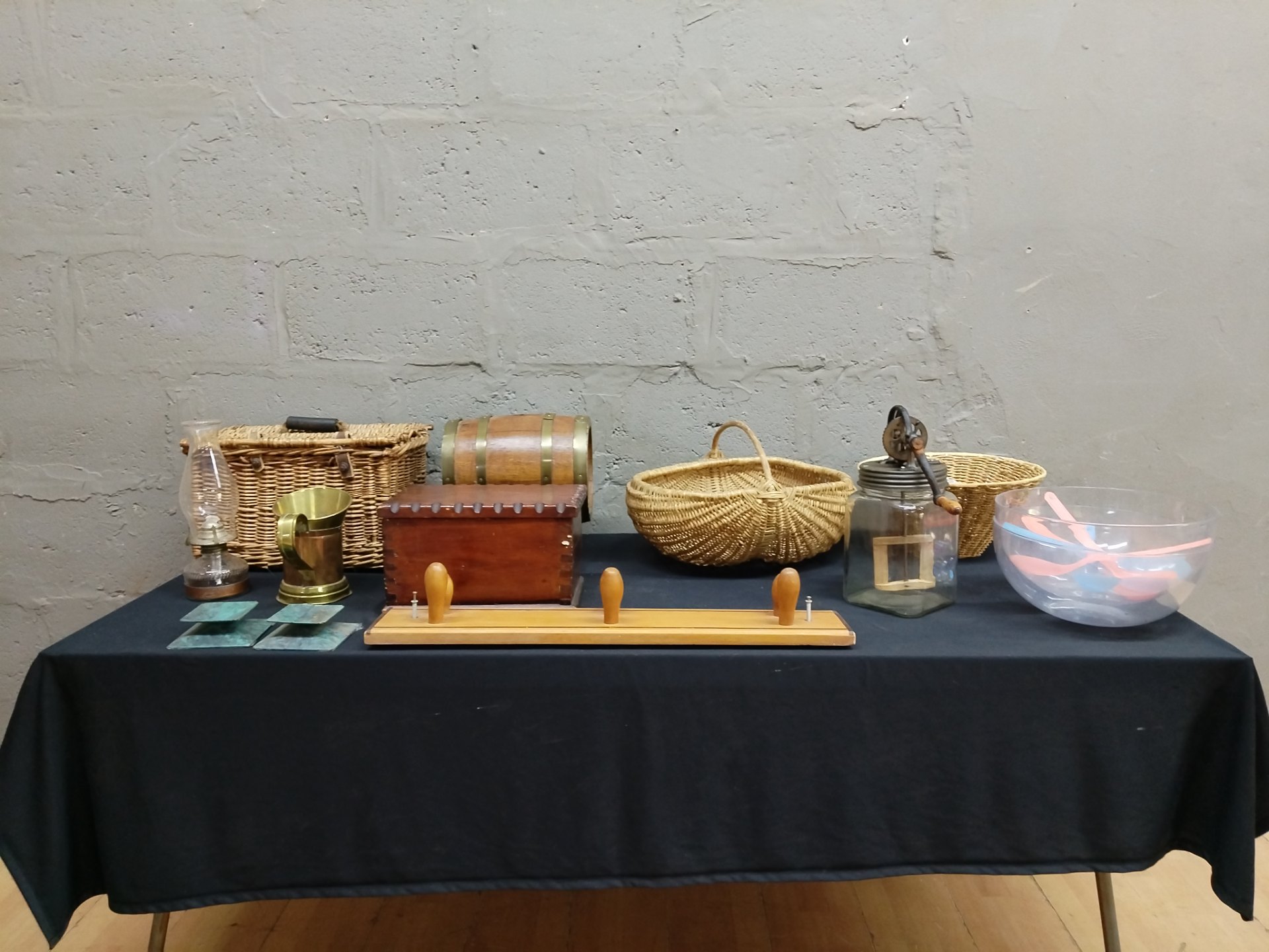 Mixed lot of 11 household & decorative items — wicker baskets, wooden barrel dispenser, glass jar with hand-crank, brass mug, oil lamp, wooden box