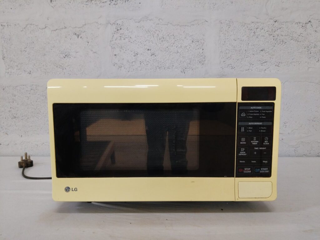 LG countertop microwave MS3047G (1300W/900W) — tested working, heavy interior corrosion & grease
