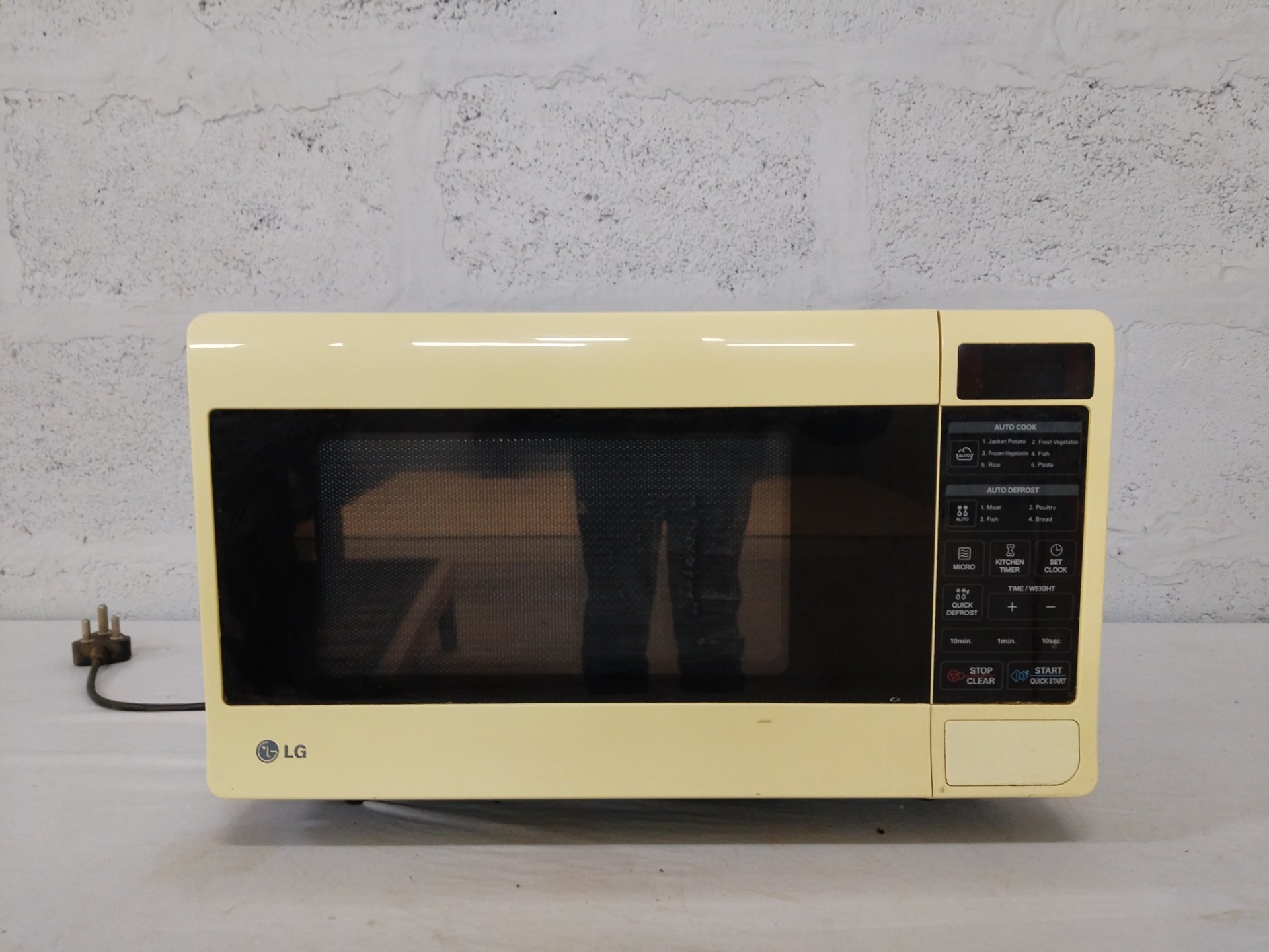 LG countertop microwave MS3047G (1300W/900W) — tested working, heavy interior corrosion & grease