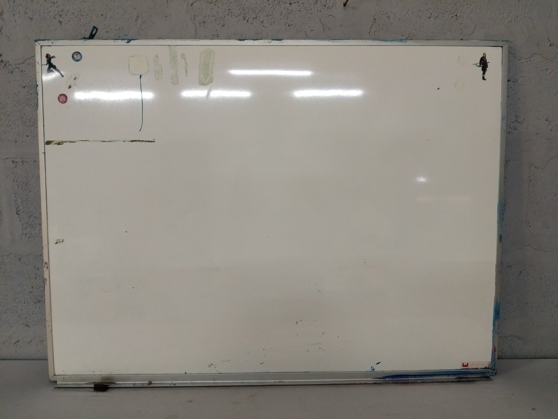 Used Wall‑Mount Dry‑Erase Whiteboard 120 x 88 cm — Tray & Brackets, Visible Wear