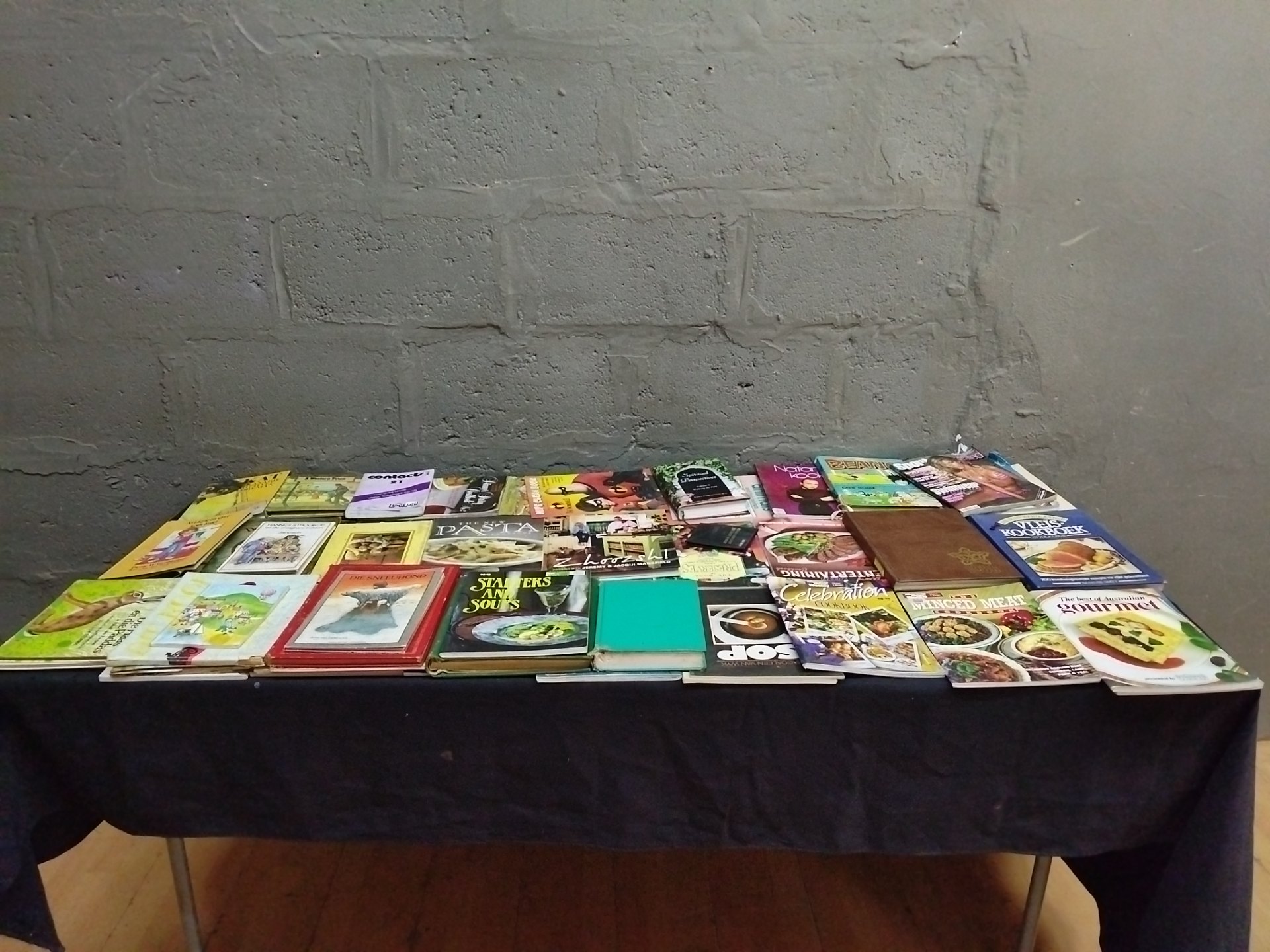 Mixed lot of 27 cookbooks, children’s books & magazines – assorted used titles