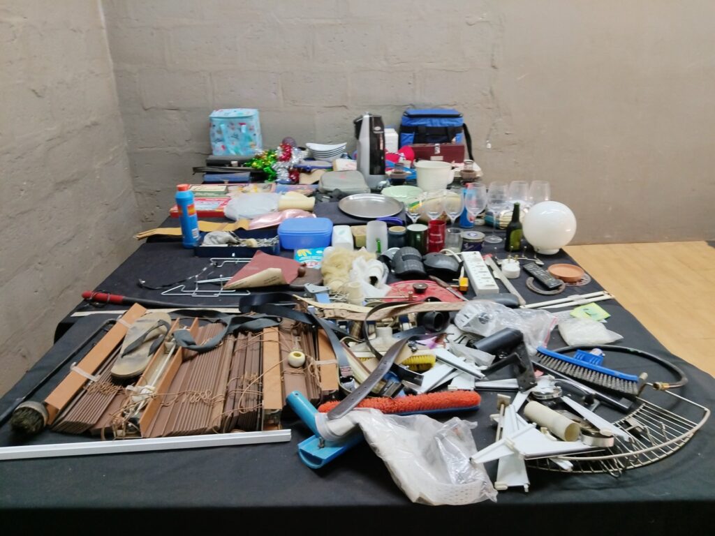 Mixed household lot – assorted kitchenware, tools, blinds slats, glassware, small electrics & accessories (approx. 100 items)
