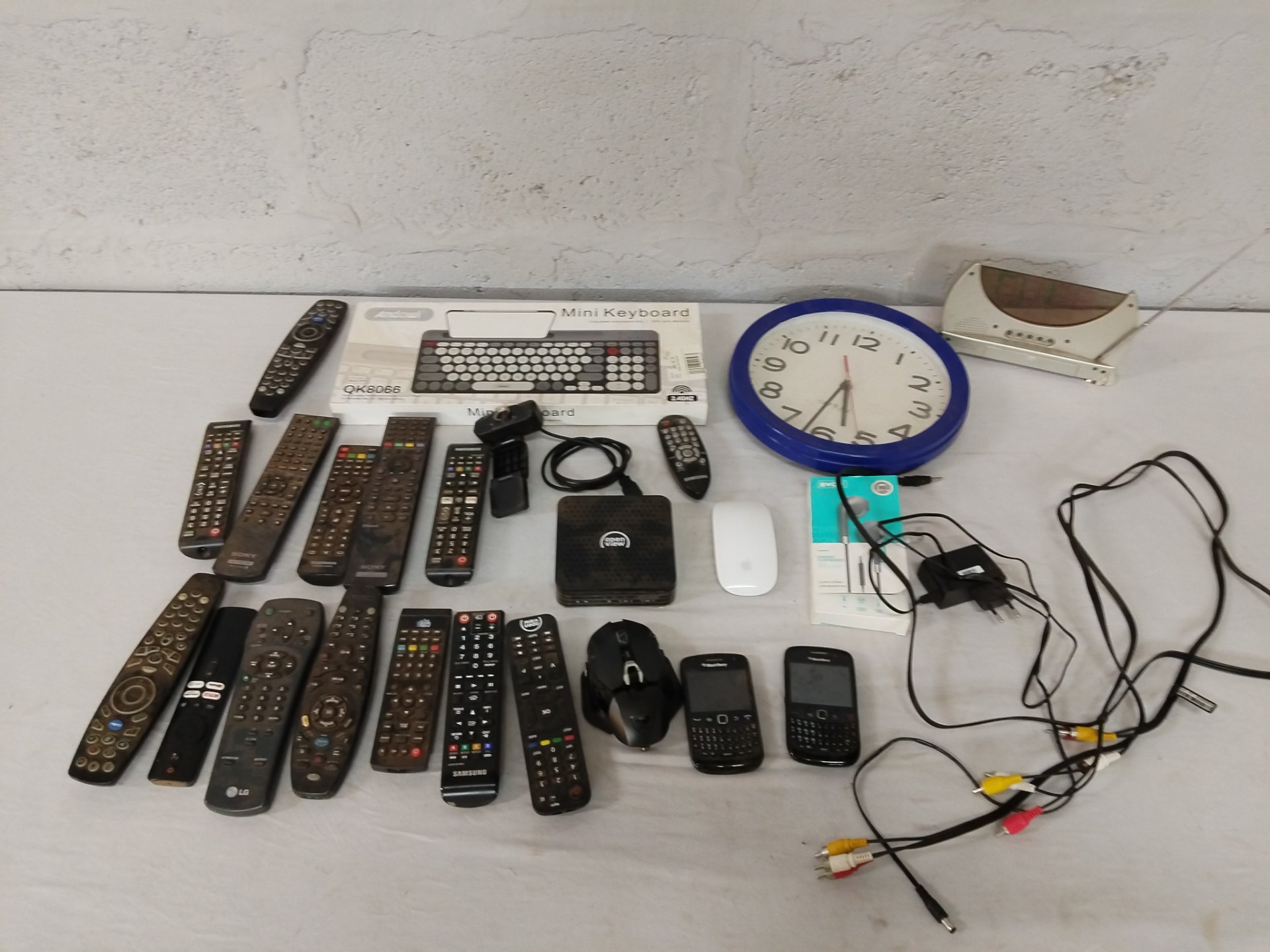 Lot: Assorted electronics & remotes – approx. 10 items (BlackBerry phones, OpenView STB, boxed mini keyboard, mouse, clock) — Not working / heavy wear