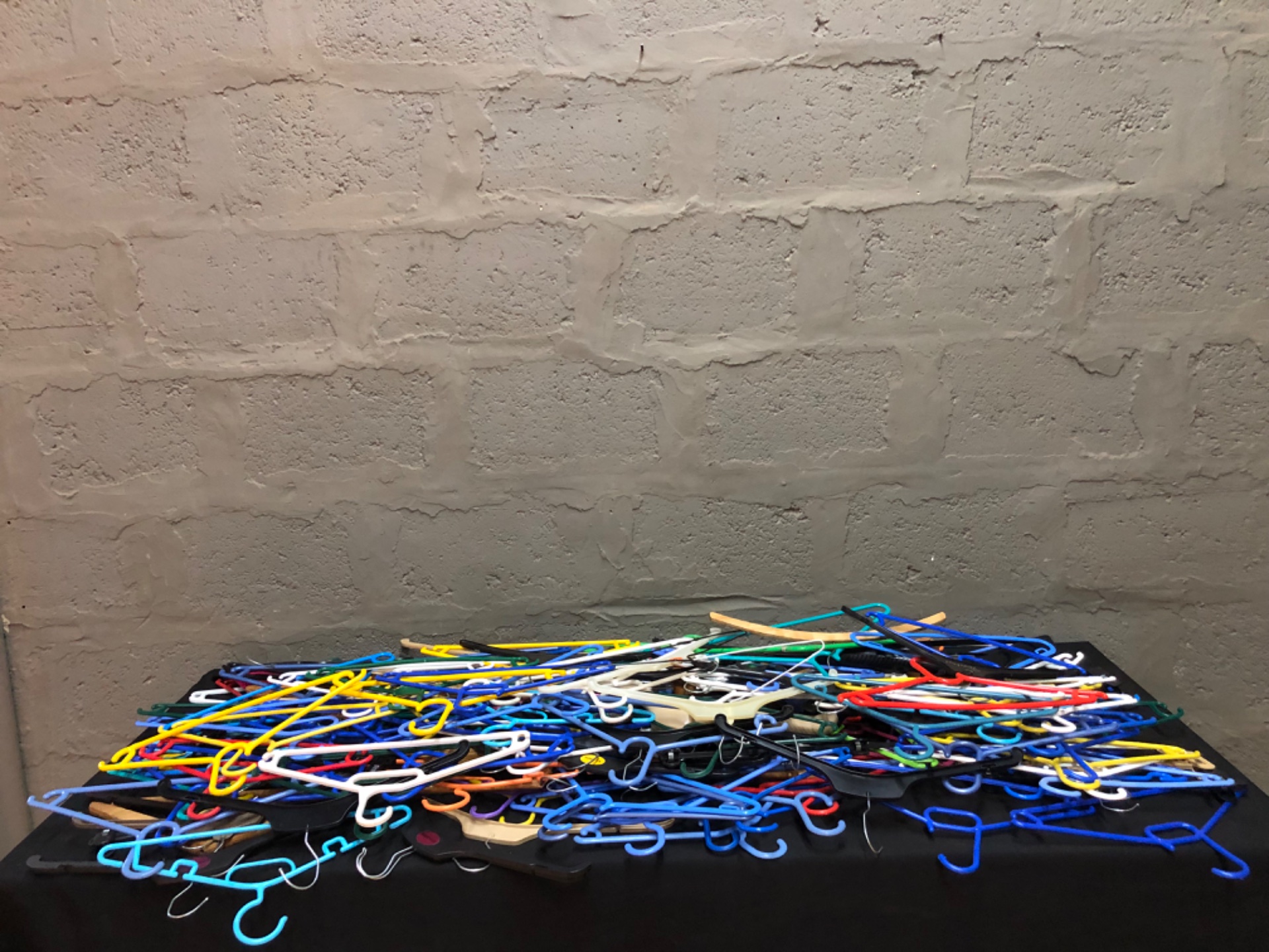 Bulk mixed plastic hangers — approx. 102 pieces, assorted colours, used condition