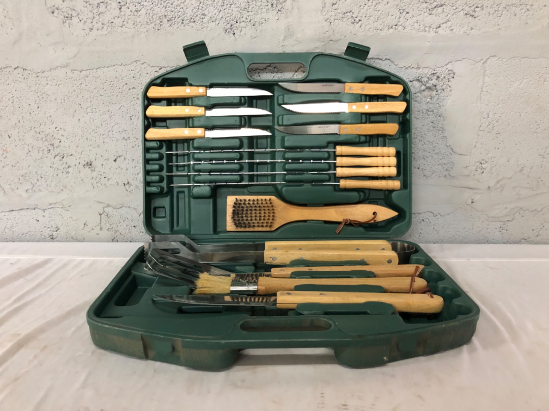 16-piece BBQ / Braai Tool Kit in Green Carry Case — knives, skewers, spatula, tongs, brushes