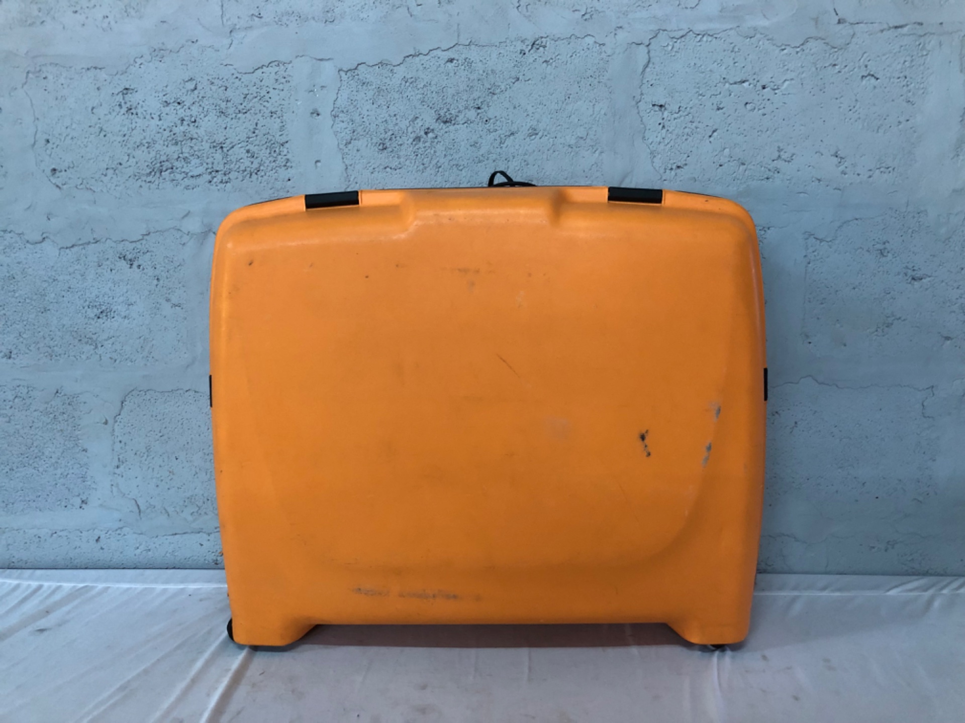 Lojel II orange hard-shell rolling suitcase — wheels roll, telescopic handle ok, torn seam & lock not working