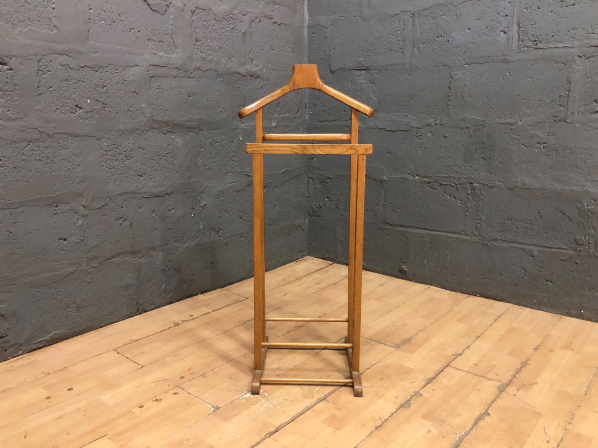 Wooden valet clothes stand / valetier – solid wood, H100 x W36 x D45 cm (used)