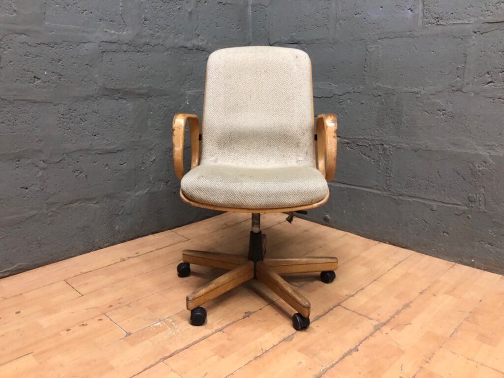 Bentwood‑frame swivel office chair with working height adjust & rolling casters