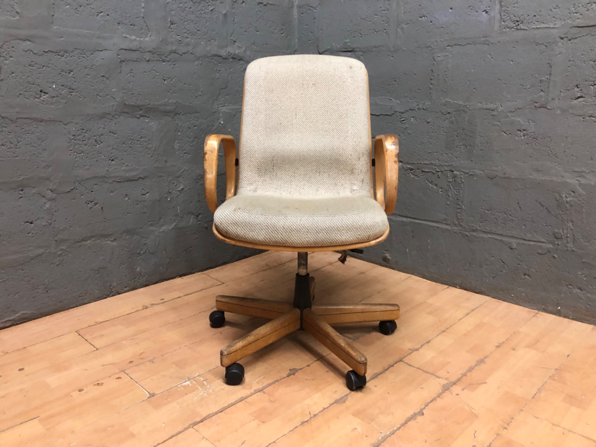 Bentwood‑frame swivel office chair with working height adjust & rolling casters