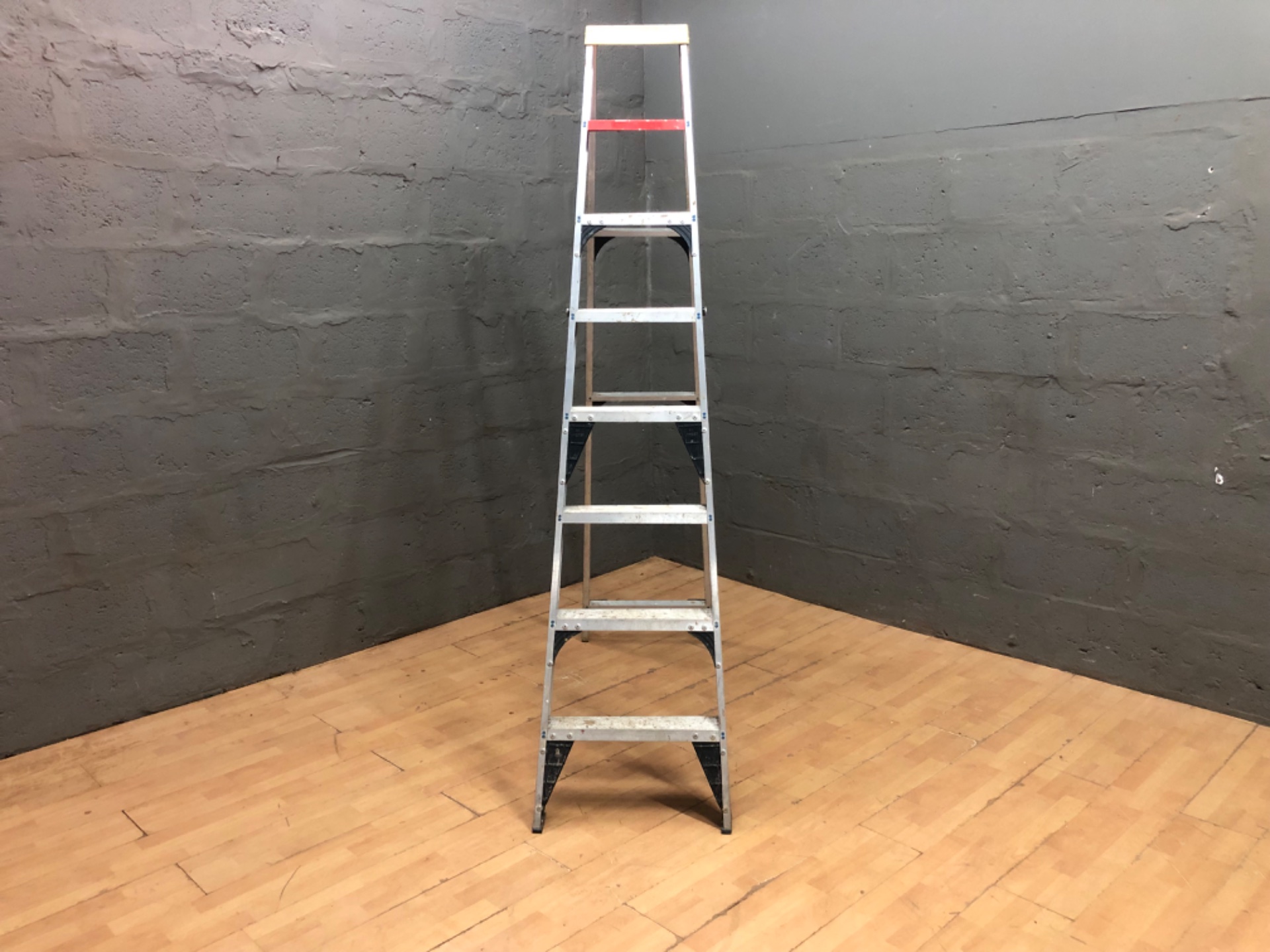 Aluminium folding step ladder — S.A. LADDER top cap — 224 cm open height — working