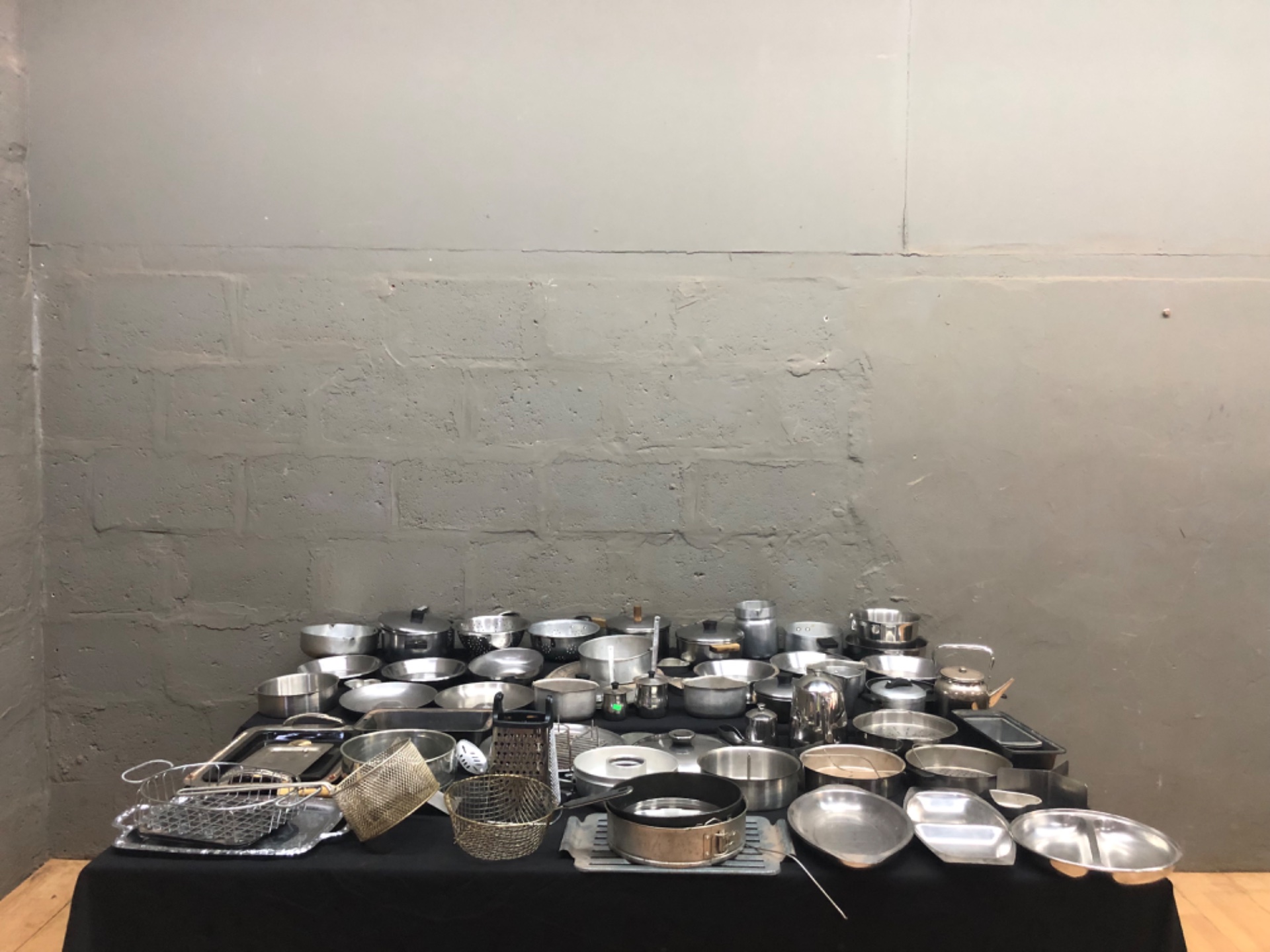 Mixed lot — 74 assorted metal cookware & kitchen accessories (pots, pans, trays, colanders, baskets, lids)