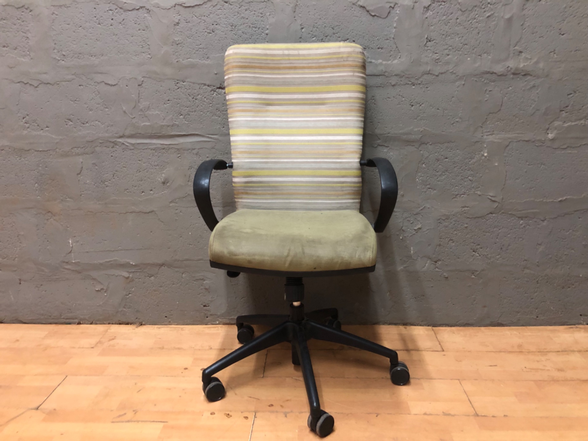 High‑back office swivel chair (tag reads ‘CLOUD’) — height adjustable, castors, padded back