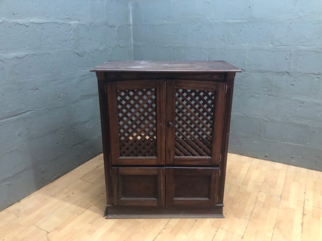 Dark wooden lattice-door cabinet — small side/linen cabinet, solid wood, 128 x 56 x 105 cm