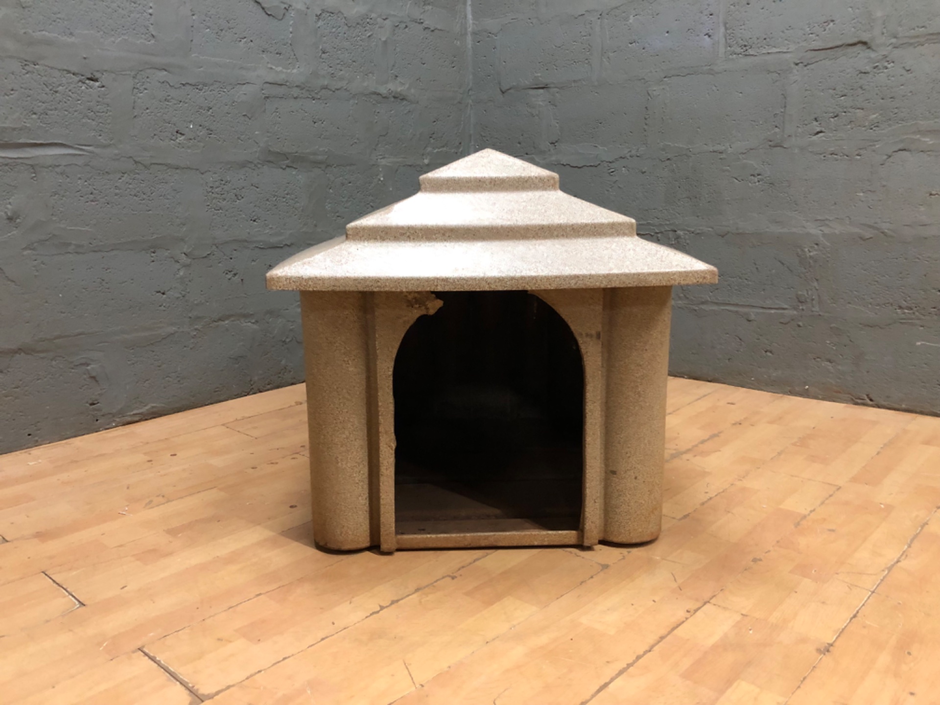Plastic / Resin Small Pet House with Pyramid Roof — 99 x 75 x 75 cm, Used, Front-Entrance Chip