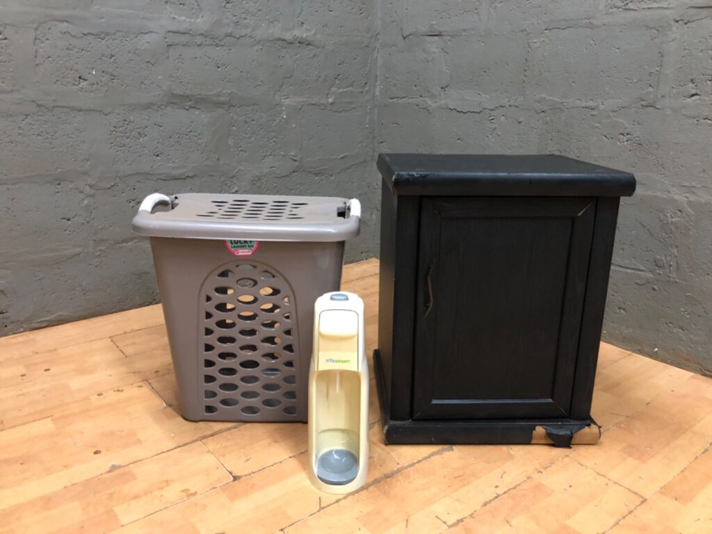 Mixed lot: Small black bedside/utility cabinet (68 x 53 x 36 cm) + laundry basket + SodaStream (CO2 cylinder included)
