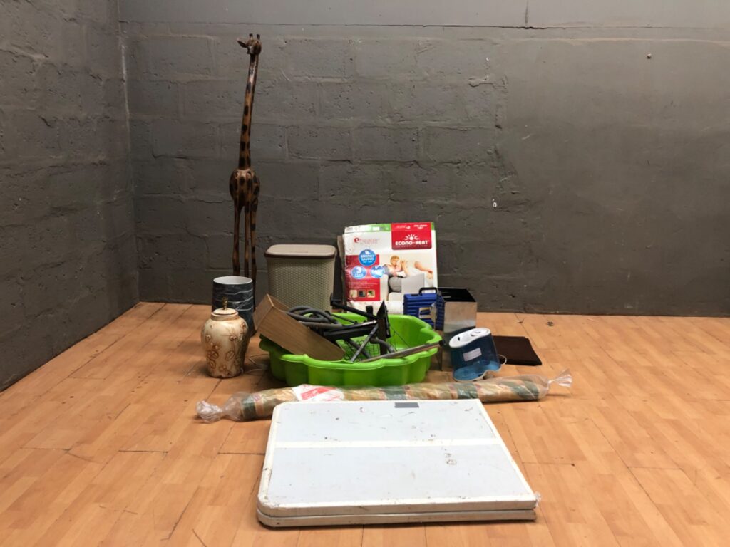 Mixed household lot — assorted homeware, tools, decorative giraffe & boxed Econo‑Heat eHeater (heater present, warehouse checked)