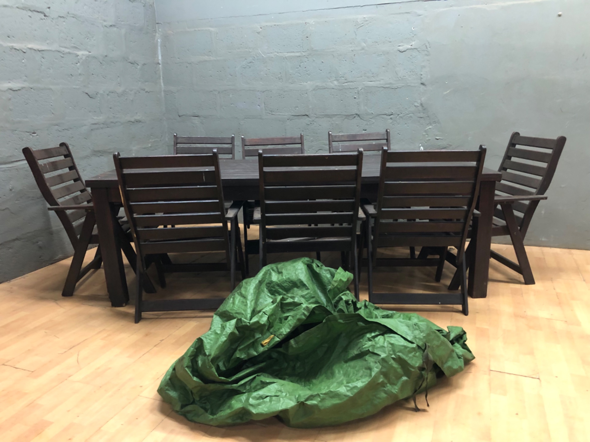 Large dark-stained wooden dining table + 8 chairs — heavy wear, 3 chairs damaged (237 x 100 x 78 cm)