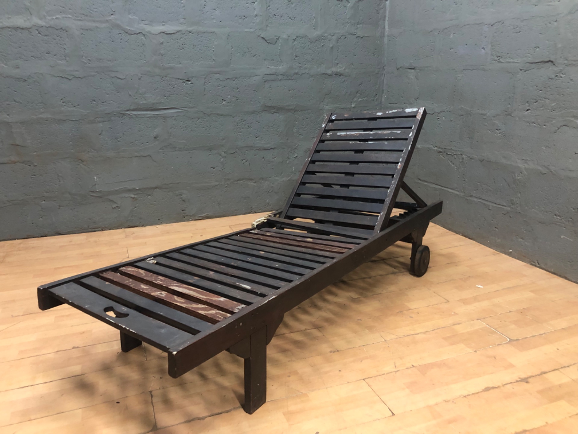 Wooden slatted sun lounger / garden chaise lounge – adjustable backrest, wheels (needs repair)