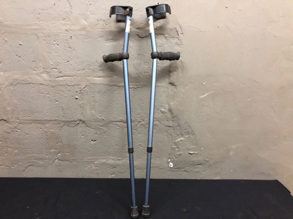 Pair of adjustable forearm crutches — aluminium, 115 cm, push‑button height