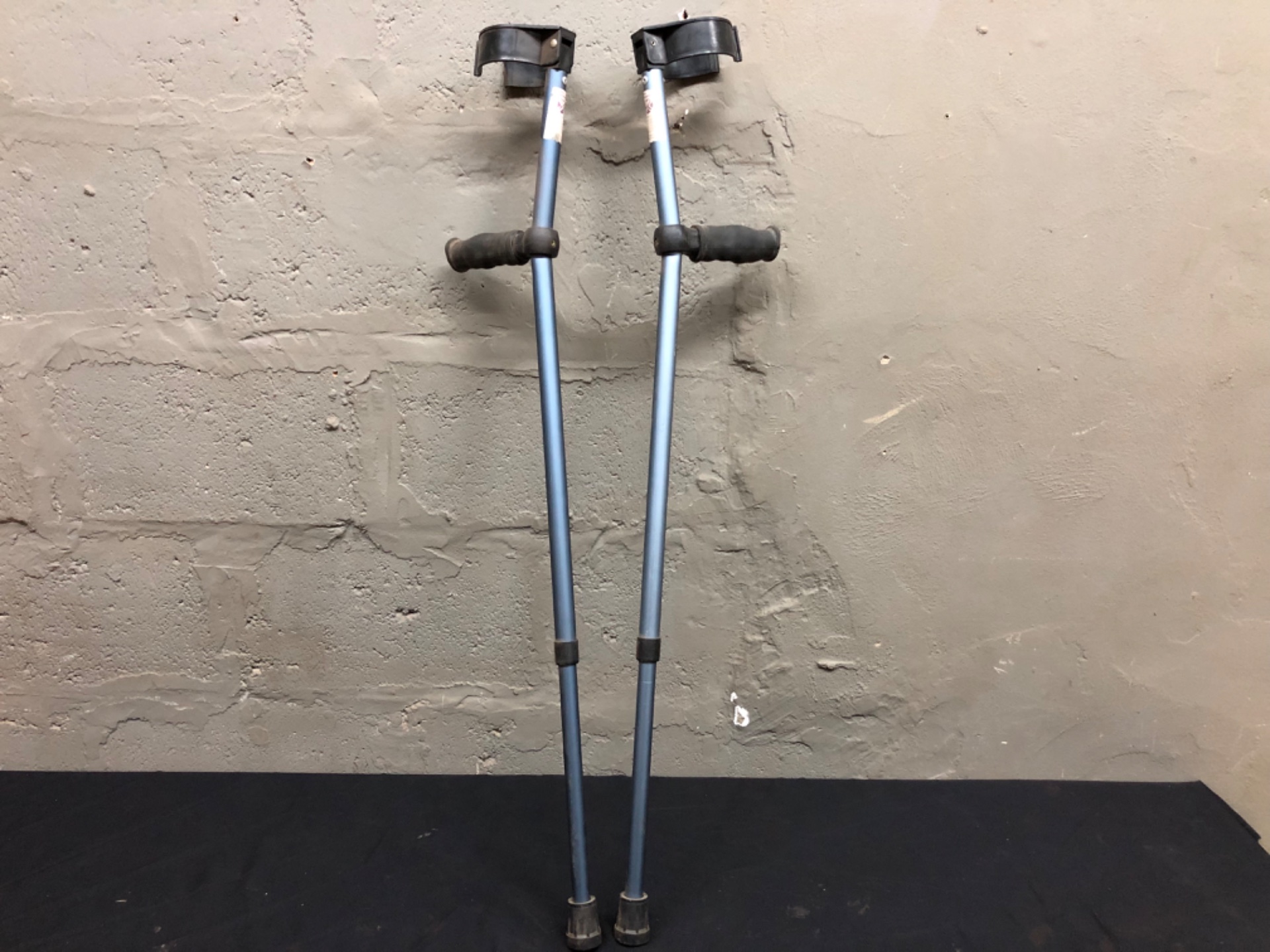 Pair of adjustable forearm crutches — aluminium, 115 cm, push‑button height