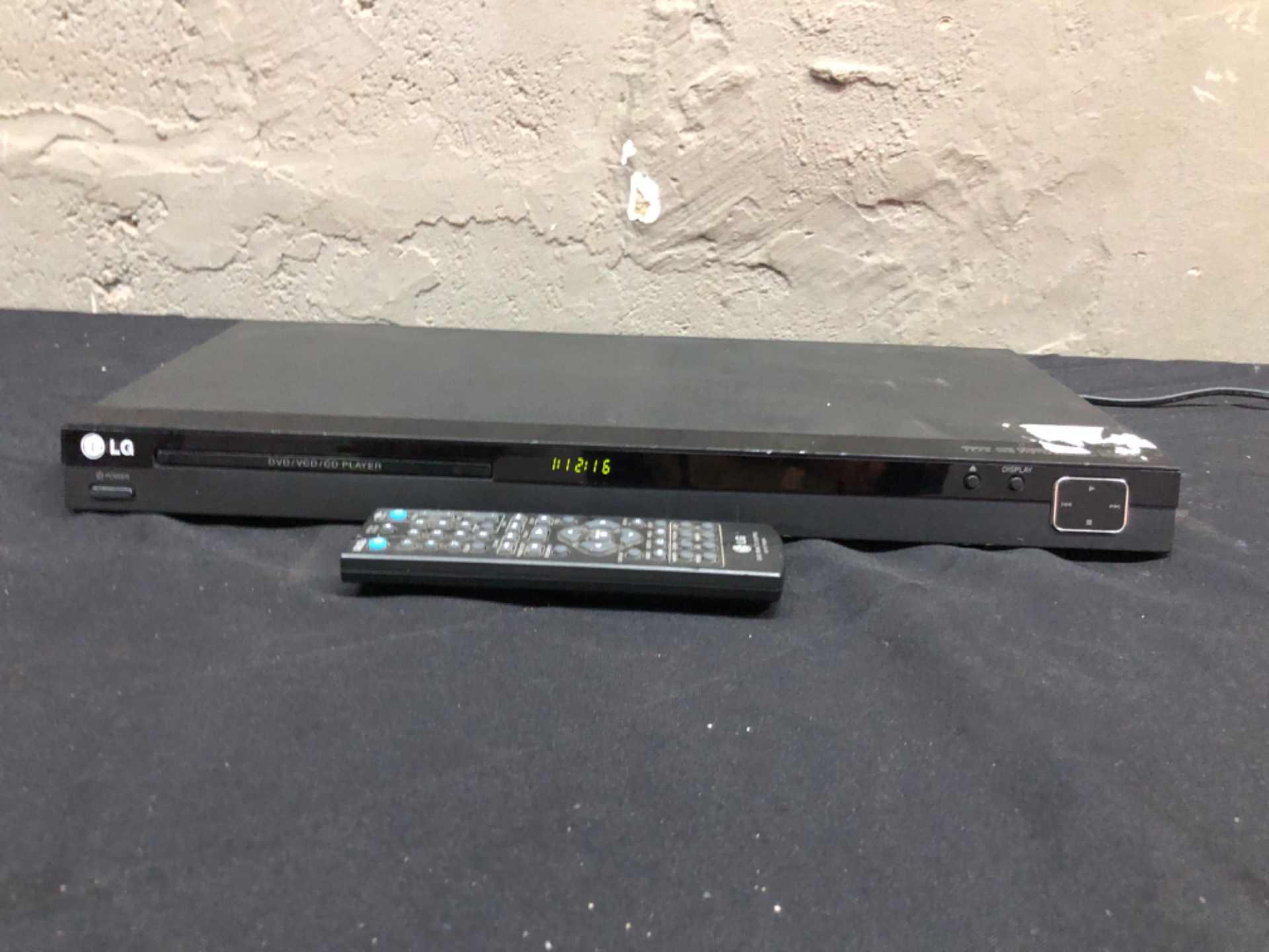 LG DVD Player — powers on, tray opens & plays, power lead + one tested remote (cosmetic wear)