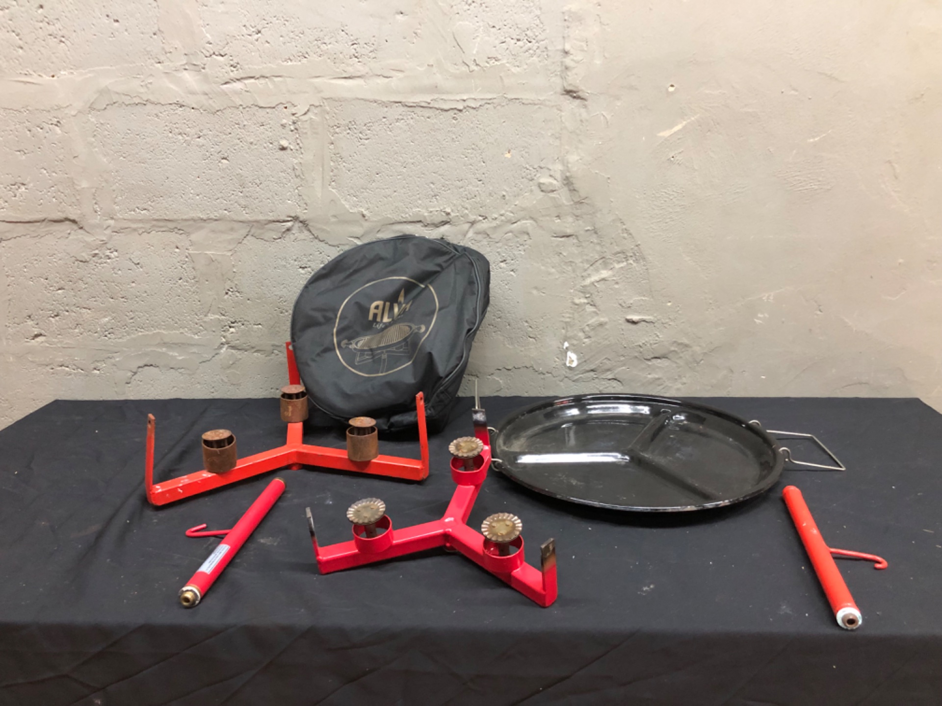 ALVA portable camping gas grill kit — 3 red tripod burners, enamel divided plate & carry bag (worked last time; heavy rust)