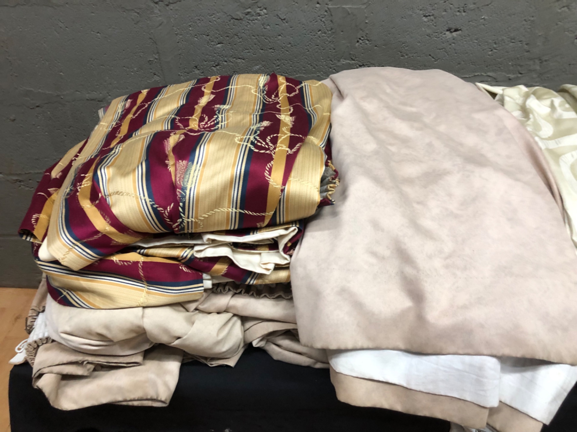 Mixed lot of lined curtain panels (13 curtains + 2 panels) — cream, beige & red/gold striped