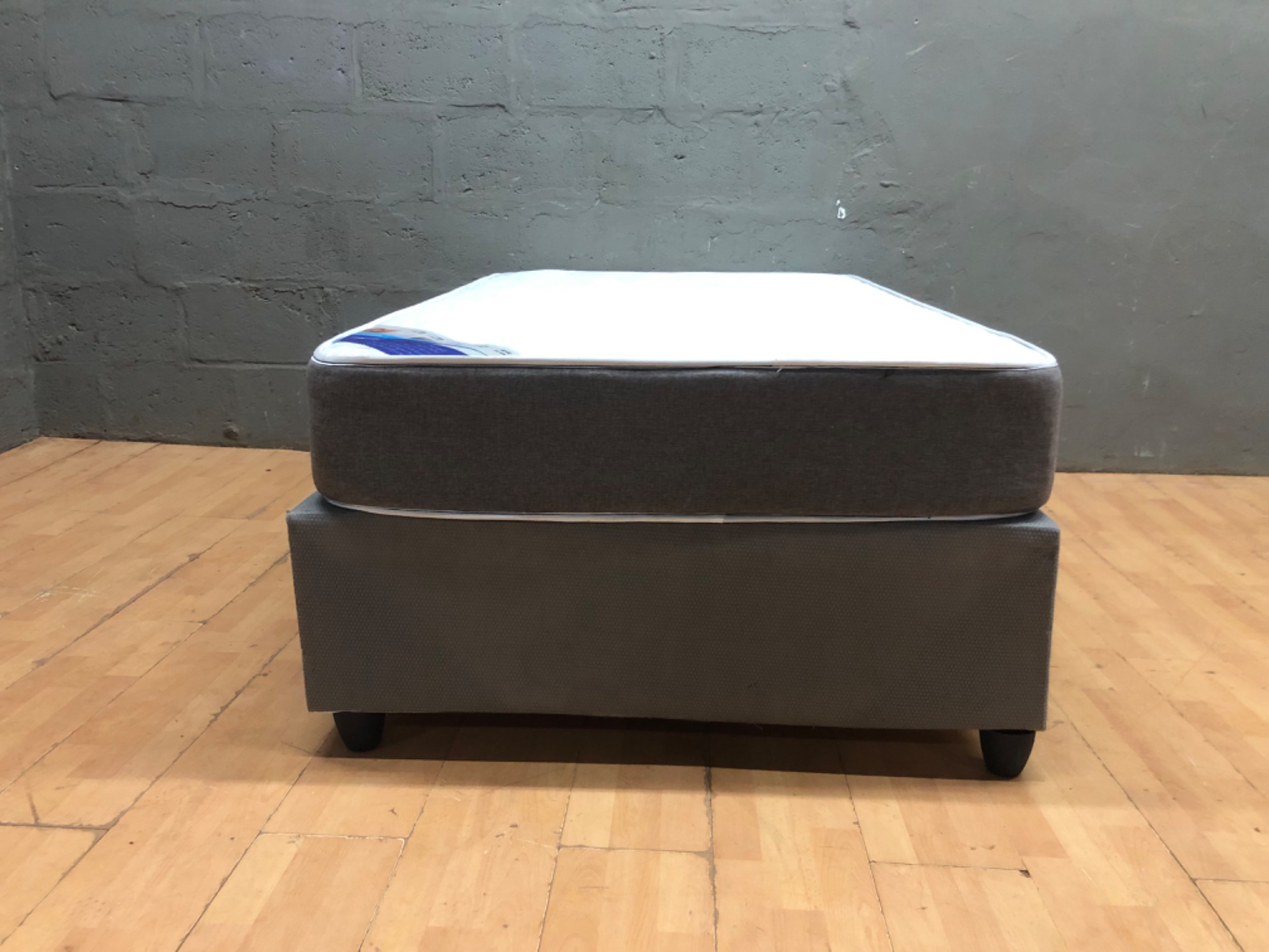3‑Quarter Bed — Single mattress on fabric divan base (108 x 188 x 61 cm) with 150+kg rating